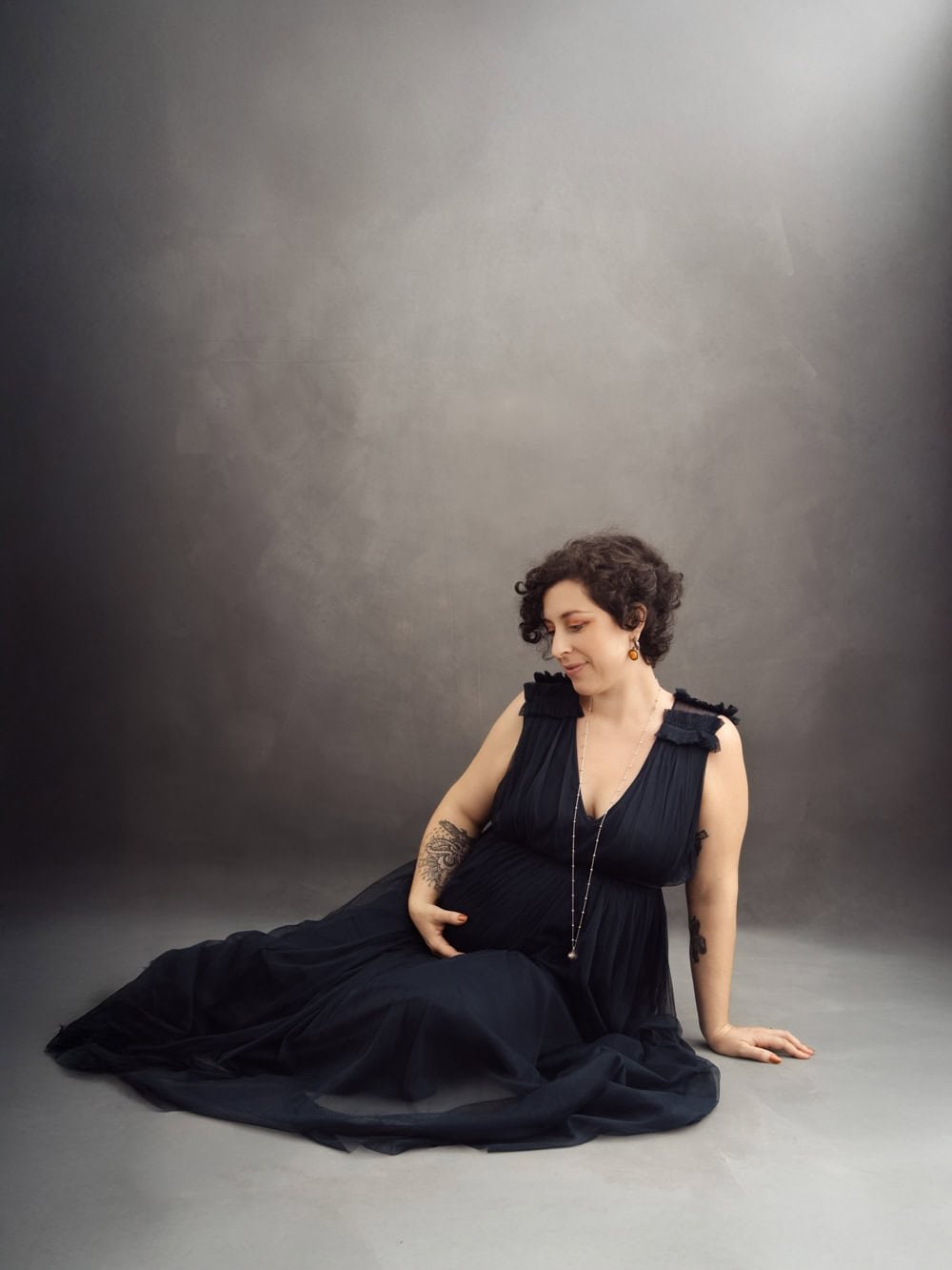 Séance photo maternité à Strasbourg, portrait élégant en robe noire