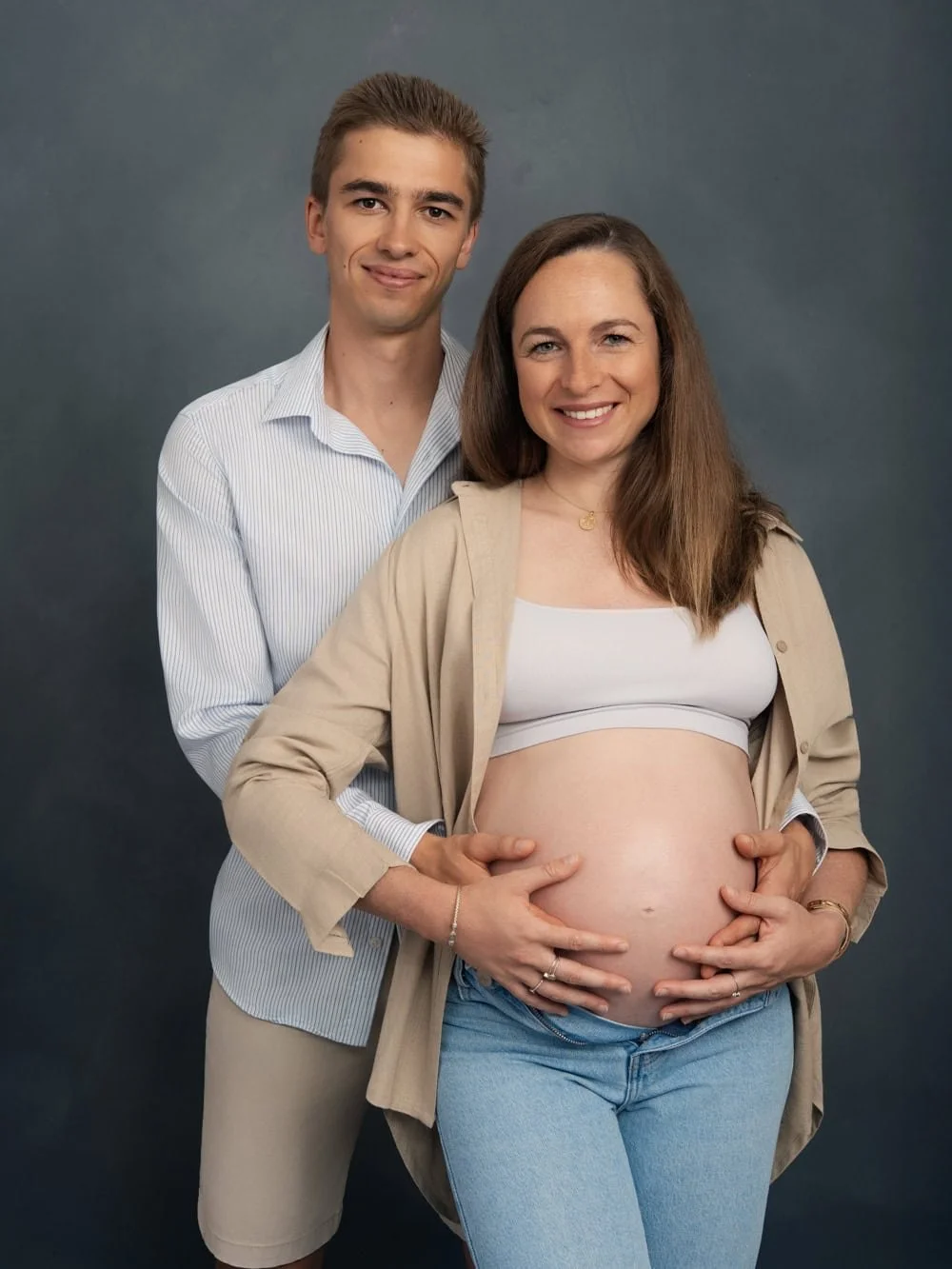 Shooting maternité Strasbourg - Photographie de couple douce et naturelle.