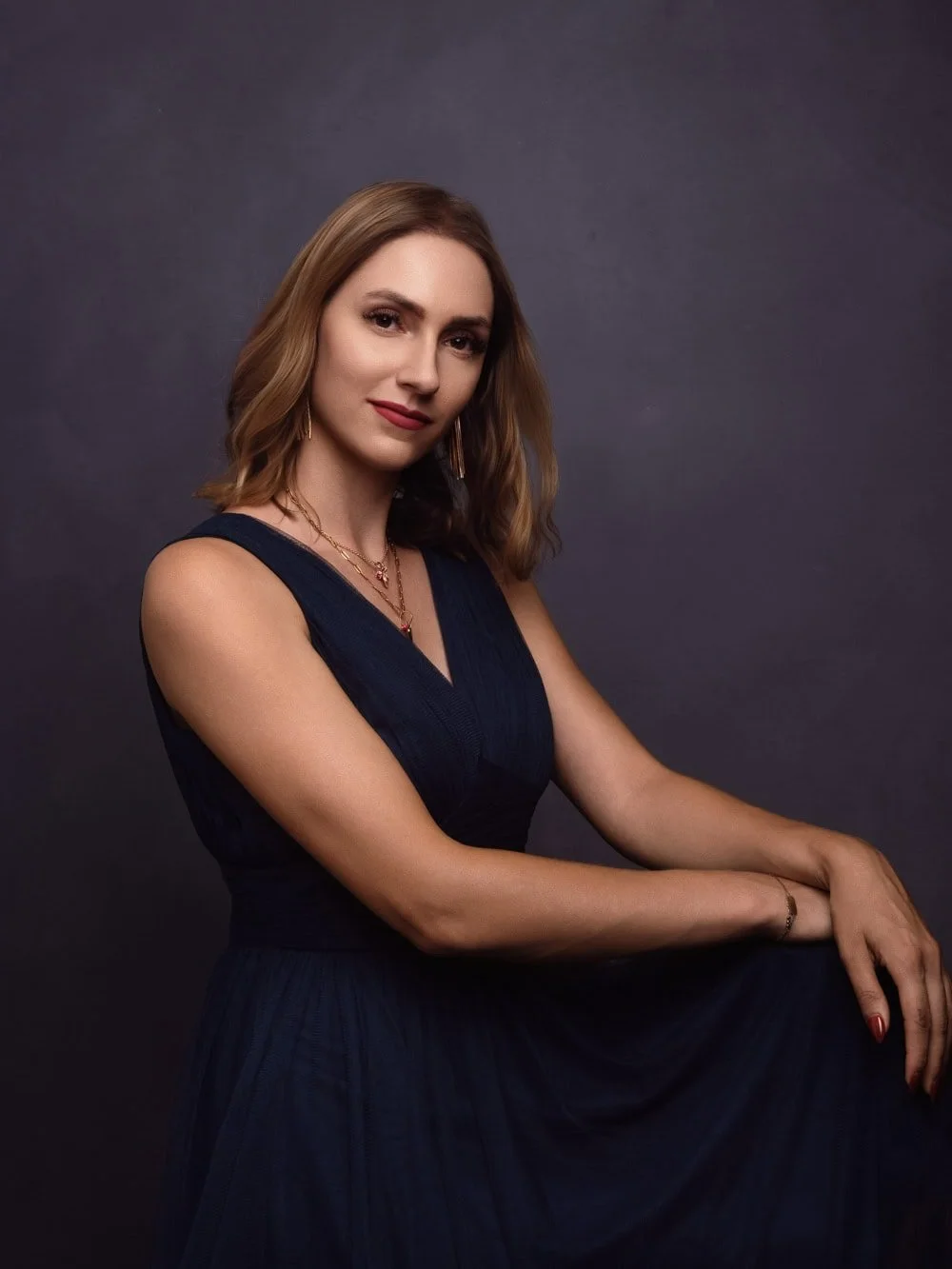 Portrait féminin en studio à Strasbourg avec lumière douce et fond peint