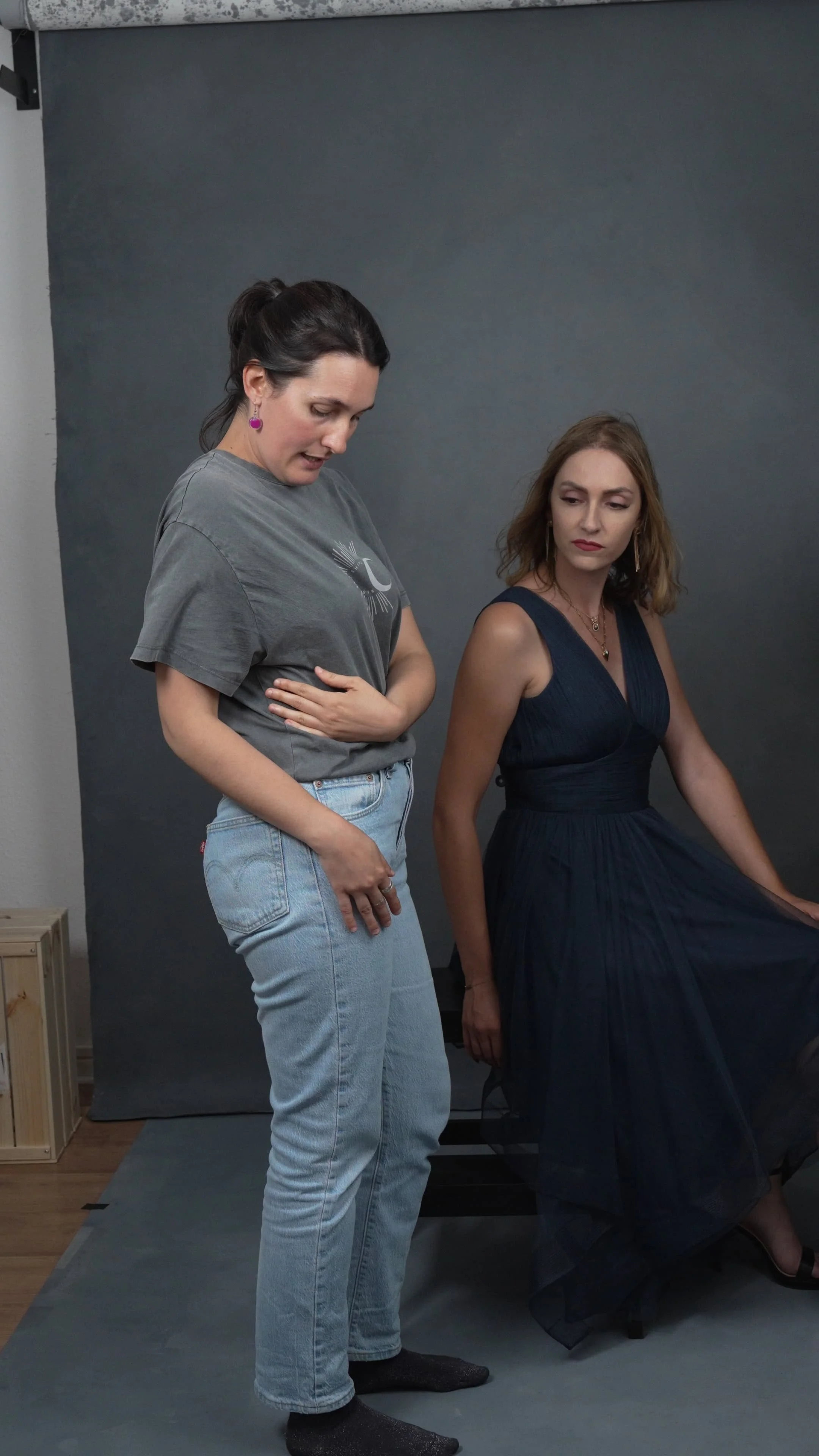 Couple accompagné pendant une séance photo grossesse en studio à Strasbourg