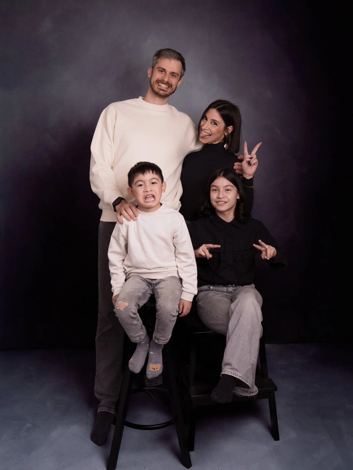 Séance photo famille Strasbourg studio rires et complicité parents enfants