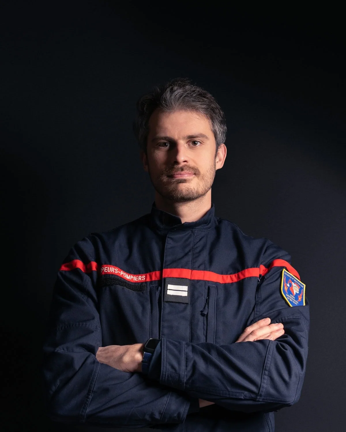 Expert-comptable au cabinet, portrait professionnel assis.