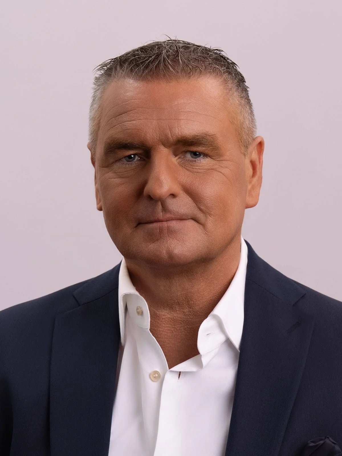 Notaire devant une bibliothèque de droit, posture confiante.