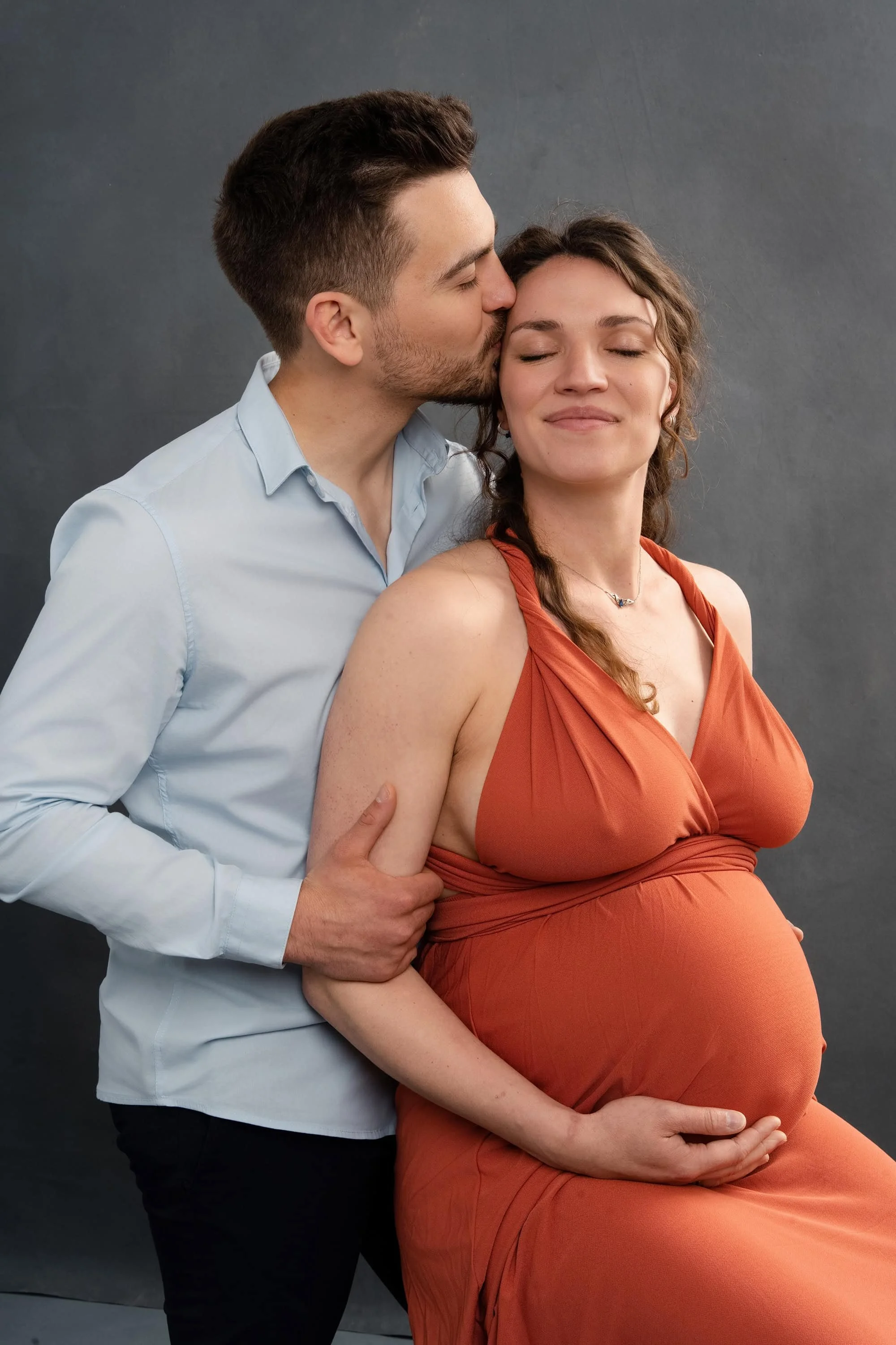 photo-grossesse-couple-assis-studio-strasbourg.jpg