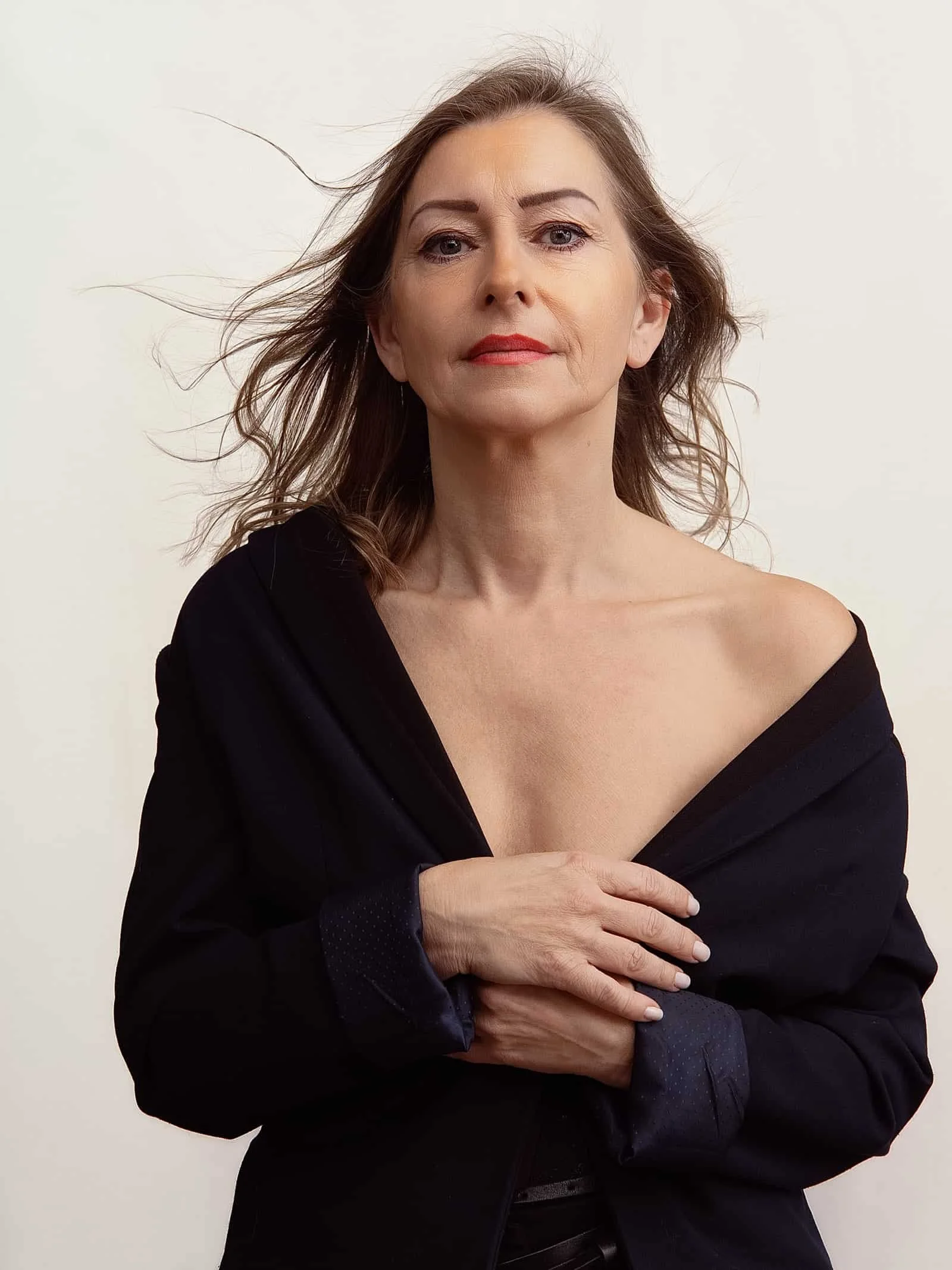 photographe-strasbourg-portrait-femme-cheveux-au-vent.jpg