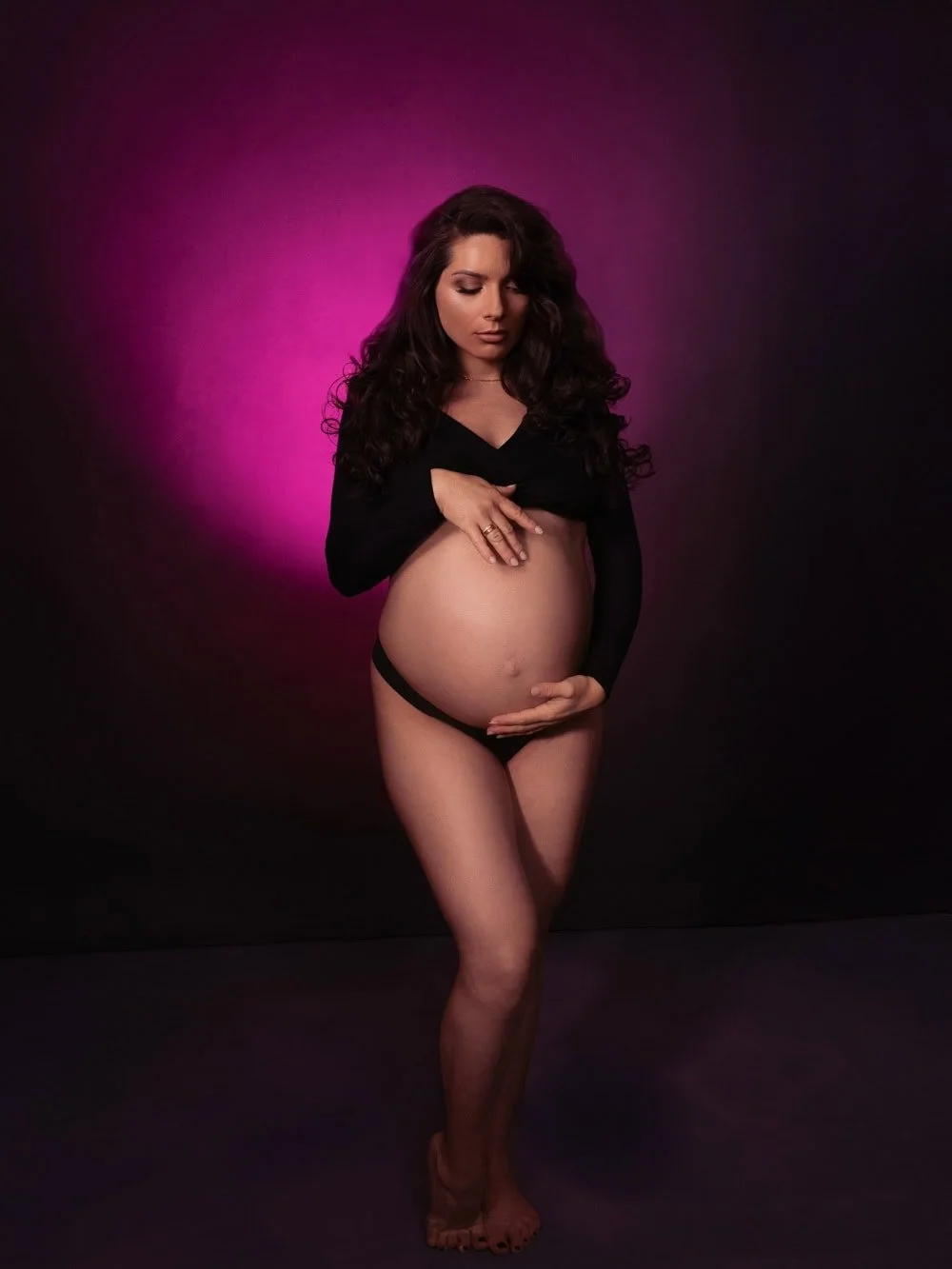 Portrait de maternité artistique Strasbourg - Éclairage studio créatif et look élégant.