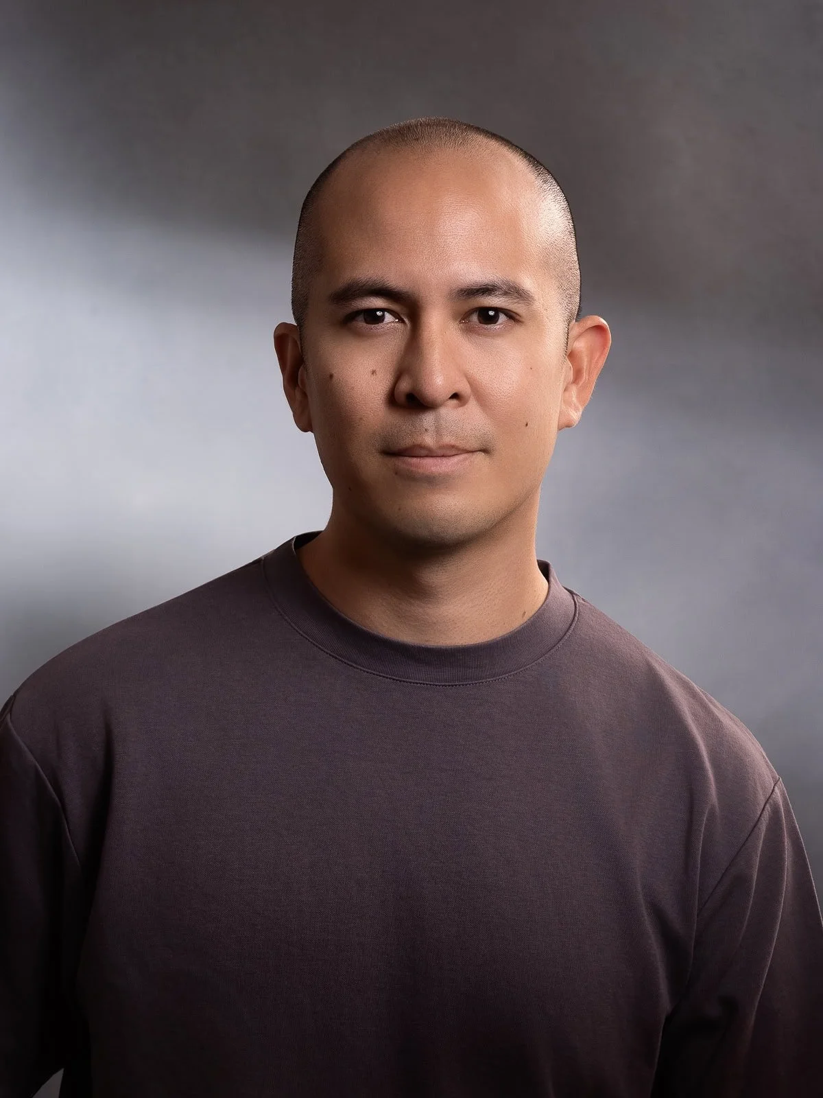 Shooting photo personal branding : artisan strasbourgeois en plein travail dans son atelier.