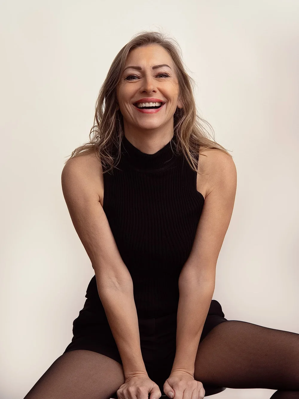 Portrait souriant photographié au studio L’Art Subtil