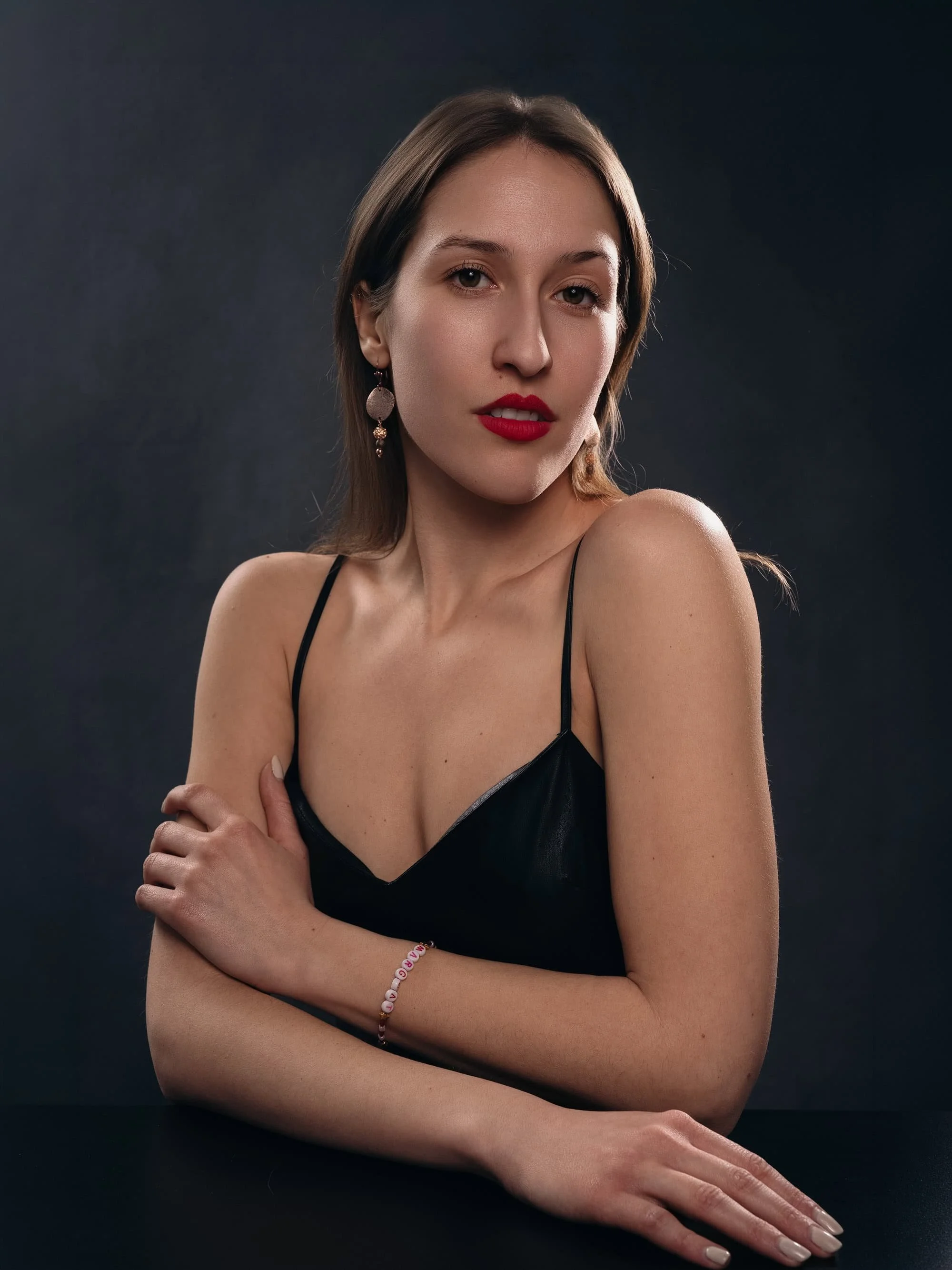 portrait-femme-robe-noire-studio-strasbourg.jpg
