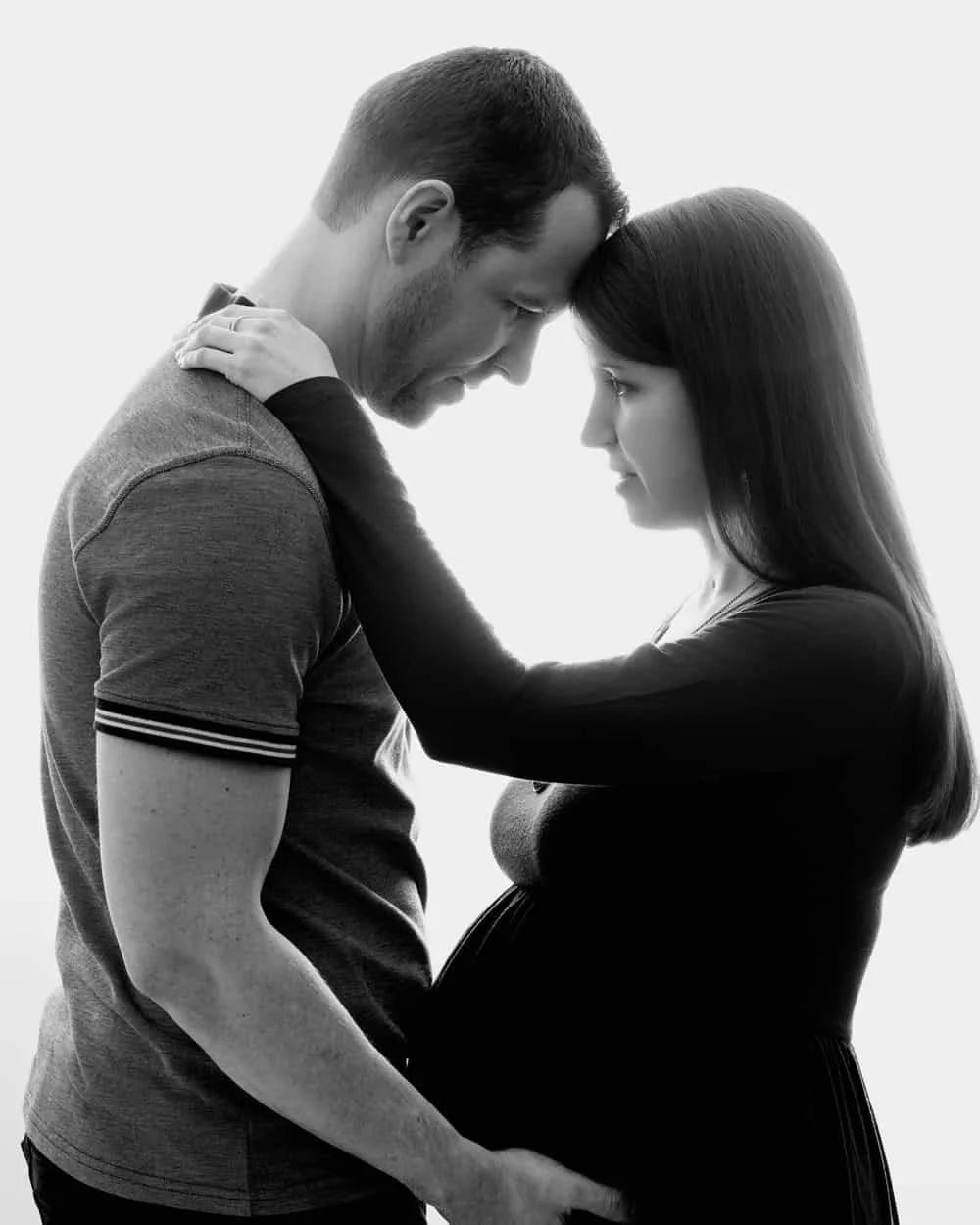 Shooting grossesse couple Strasbourg noir et blanc émotion contre-jour intime