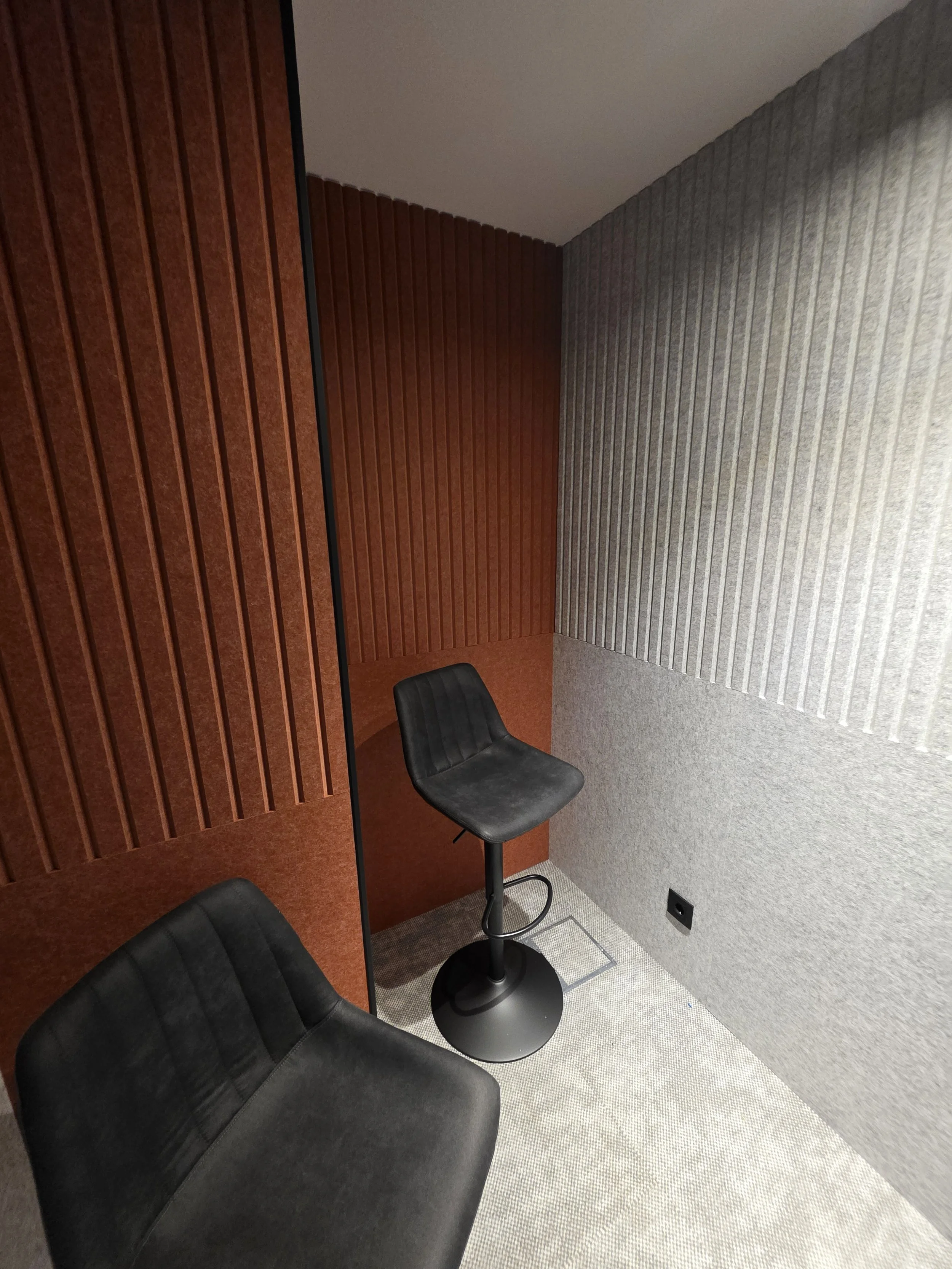 Phone booth kancelarija sa našim akustičnim panelima. Paneli su u sivoj i braon nijansi.