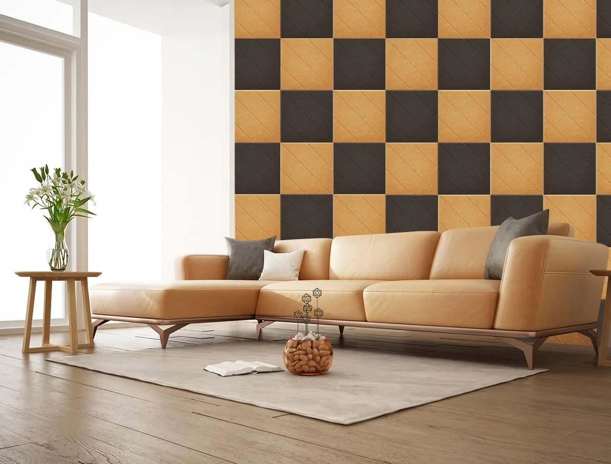 Moderan dnevni boravak sa bež ugaonom garniturom, sivim i belim jastucima, drvenim stočićem sa vazom ljiljana i akcentnim zidom od geometrijskih akustičnih filc panela u crnoj i drvenoj kombinaciji.