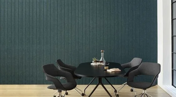 Paneli u tamno plavoj nijansi koja se slaže uz kuhinjski sto doprinose da ova prostorija dobije savršenu prijatnost.