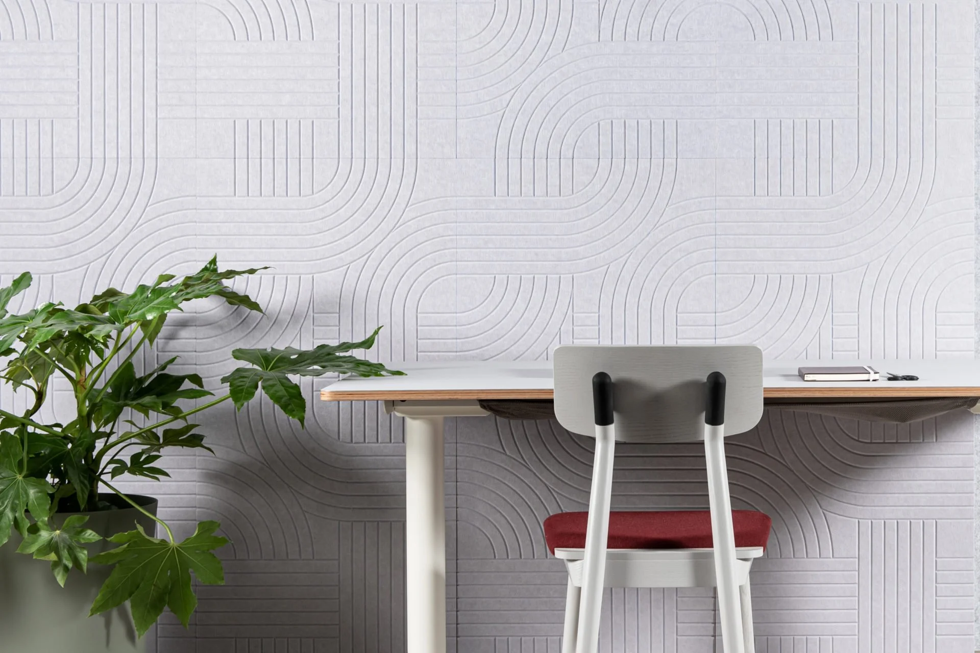 Zid u sivoj boji obložen akustičnim PET panelima koji su obrezani zanimljivom šarom.