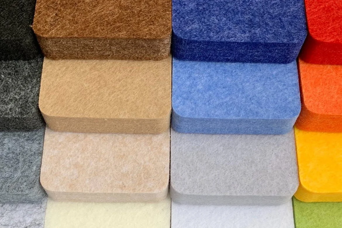 Uzorci akustičnog filc panela u različitim bojama - braon, plava, crvena, narandžasta, siva, žuta, zelena, crna i bela. Dekorativni filc paneli za zidove i plafone, idealni za poboljšanje akustike i moderan dizajn enterijera.