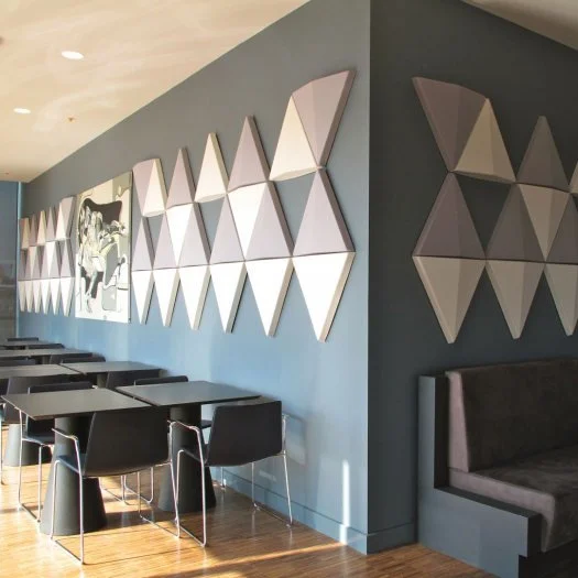 Akustični paneli u ugostiteljskim objektima doprinose da se gost oseća udobnije i privatnije.