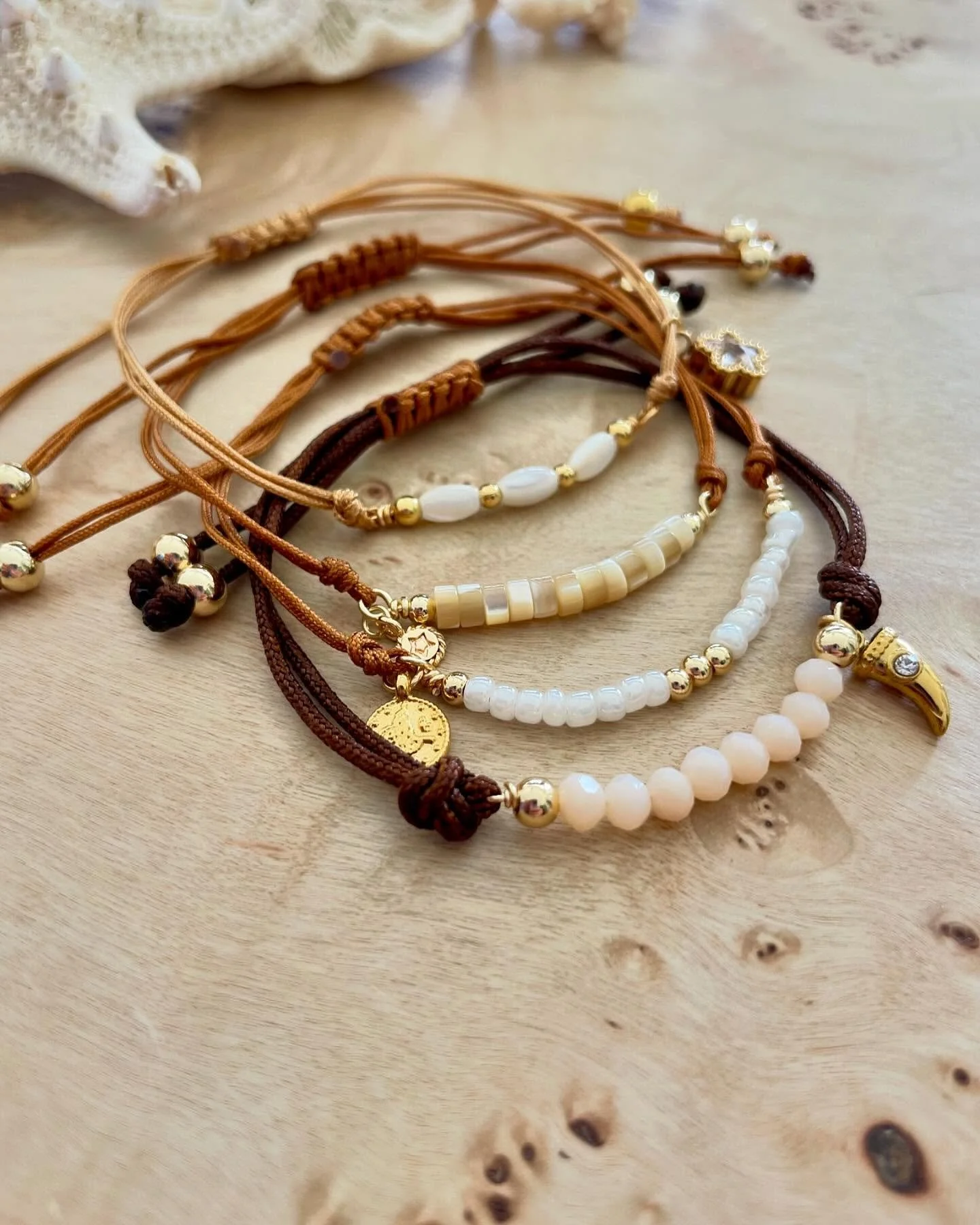 Crystal Beads Adjustable Bracelets.
💎🐚🐚🐚🐚🐚🐚🐚🐚🐚🐚💎

#summer #art #jewelrylover #handmadejewelry  #handmade #jewellery  #design #beads