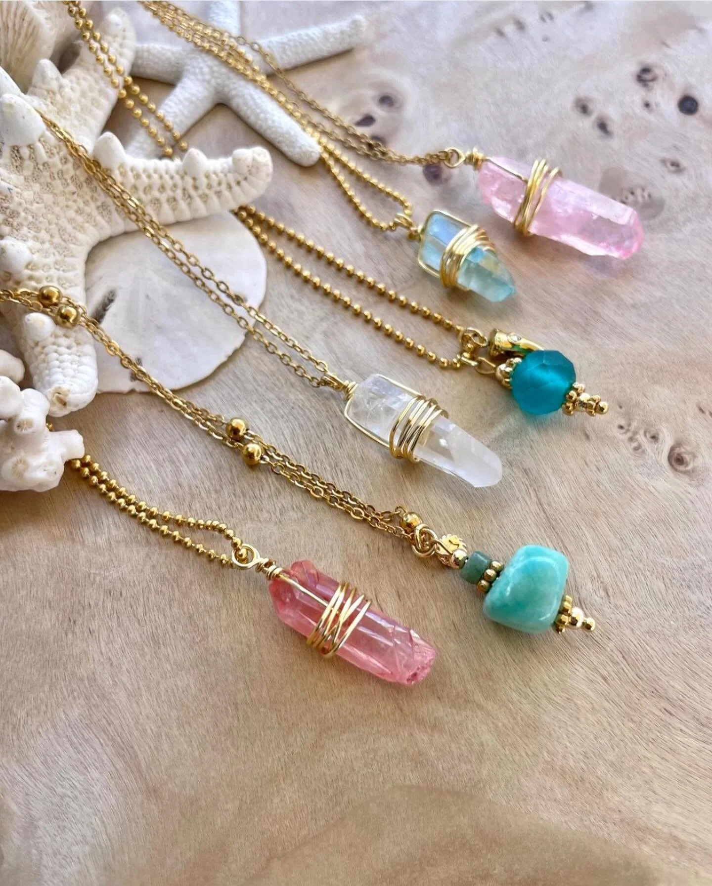 Cadenas de cuarzo 💎💗 disponibles ya en nuestro website 🛒 🛍️ 

#ʜᴇᴄʜᴏᴀᴍᴀɴᴏ  #joyeria #verano #bohemian  #minimalismo  #trendy