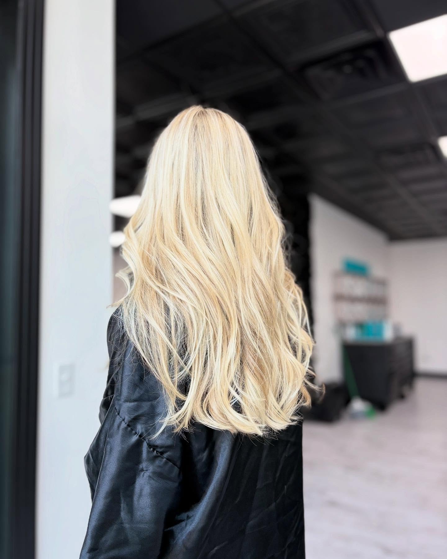 Are you tired of mediocre blonding? Let's talk about what it really takes to be a true blonde specialist. It's more than just throwing in some highlights and toning - it's about customizing the blonding to enhance your features, understanding your sk