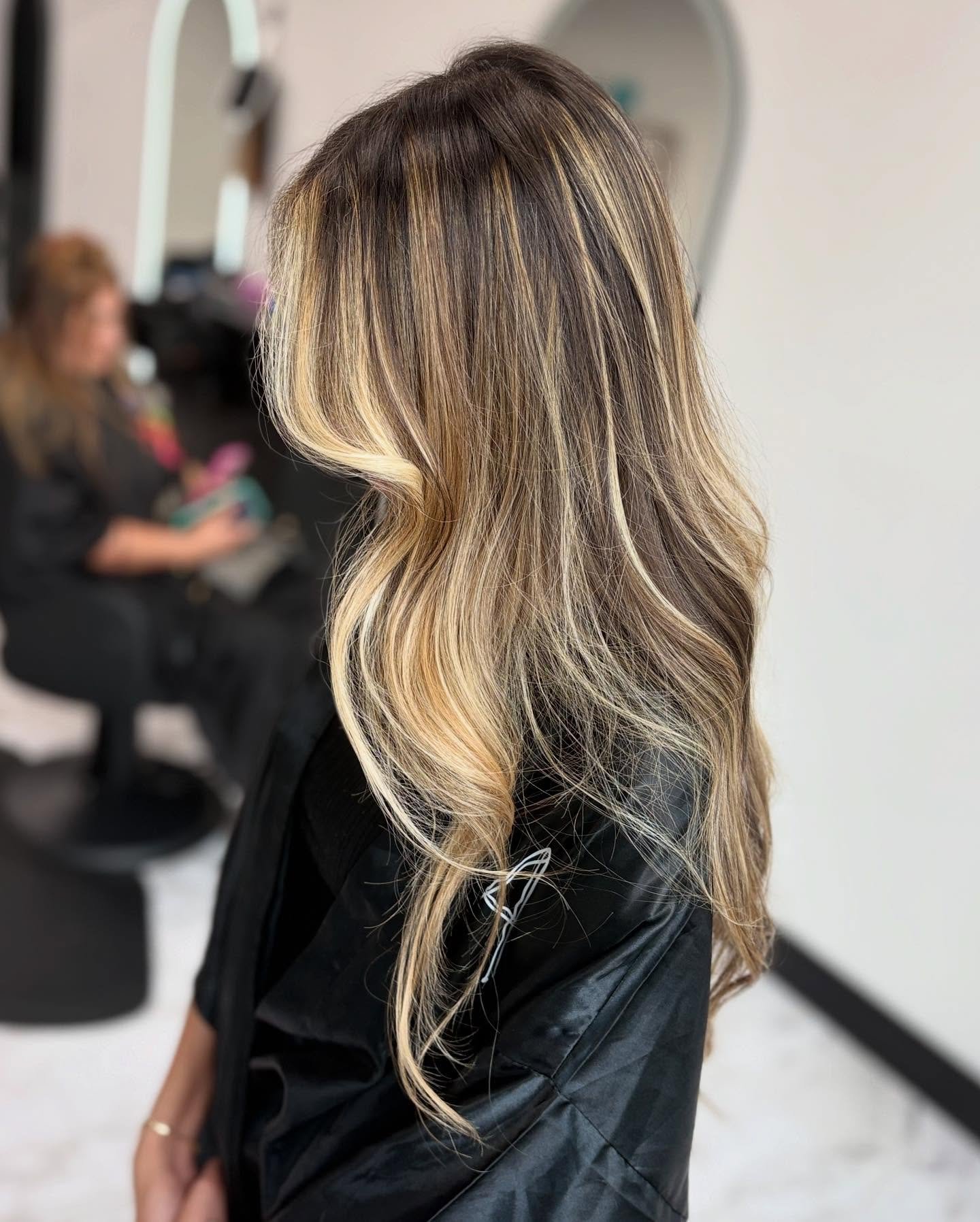 From dark to bright, this livid in bayalage creates the perfect summer beach hair look! πβοΈ Say goodbye to harsh lines and hello to a seamless grow out with this stunning color transformation. Get the summer hair of your dreams now! Check the link i