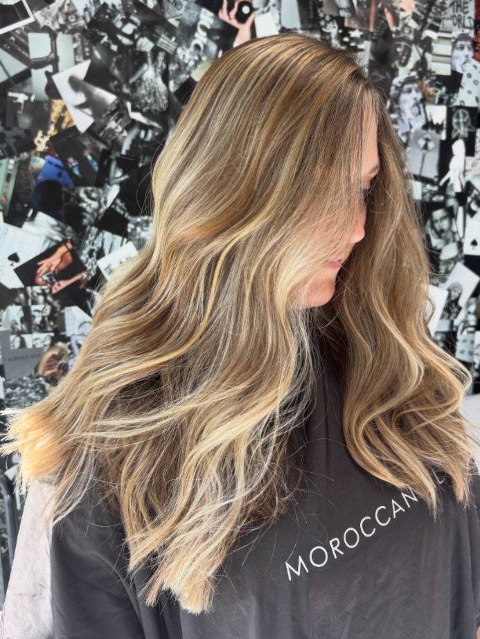 Lived-in dimensional blonde with soft highlights and natural depth by Altair Salon, serving Stuart, FL. Customized blonde hair color for a seamless, low-maintenance grow-out.