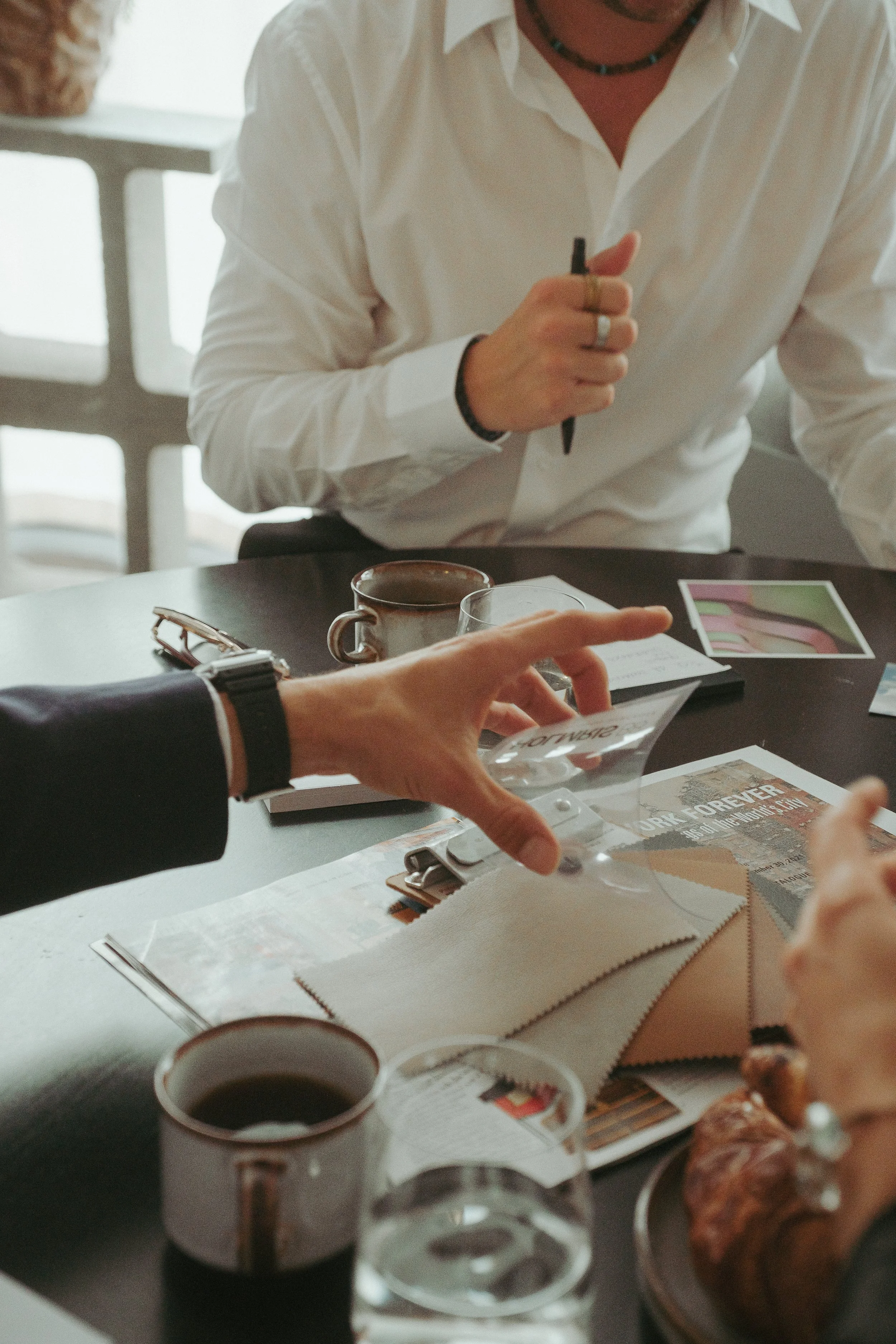 Lyst og luftigt konferencelokale med nordisk design