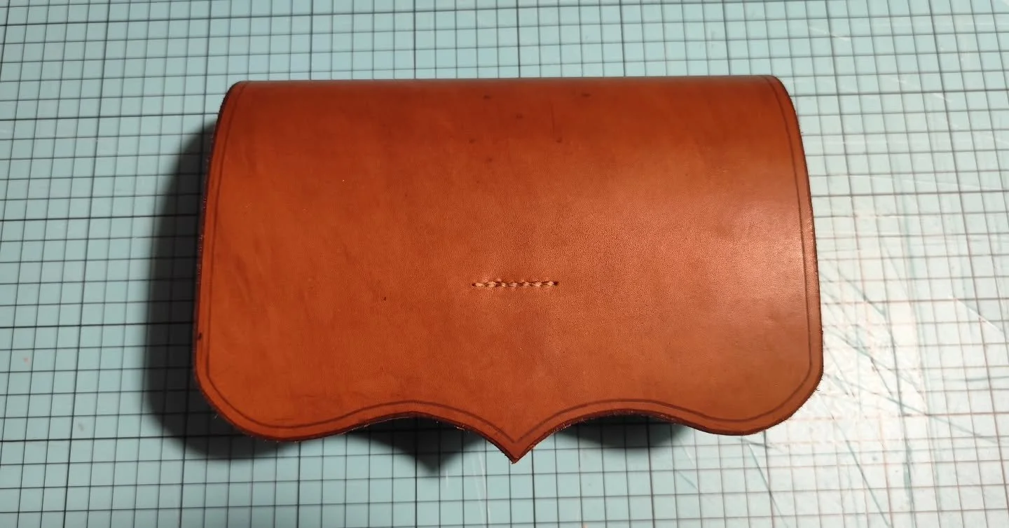 Getting my hands dirty on a Sunday afternoon before Christmas - completing the final orders of the year!

Here, a waistbelt ammo pouch. Inspired by Iberian models of the 18th and early 19th century.

Belt coming soon!

These pouches could be used by 
