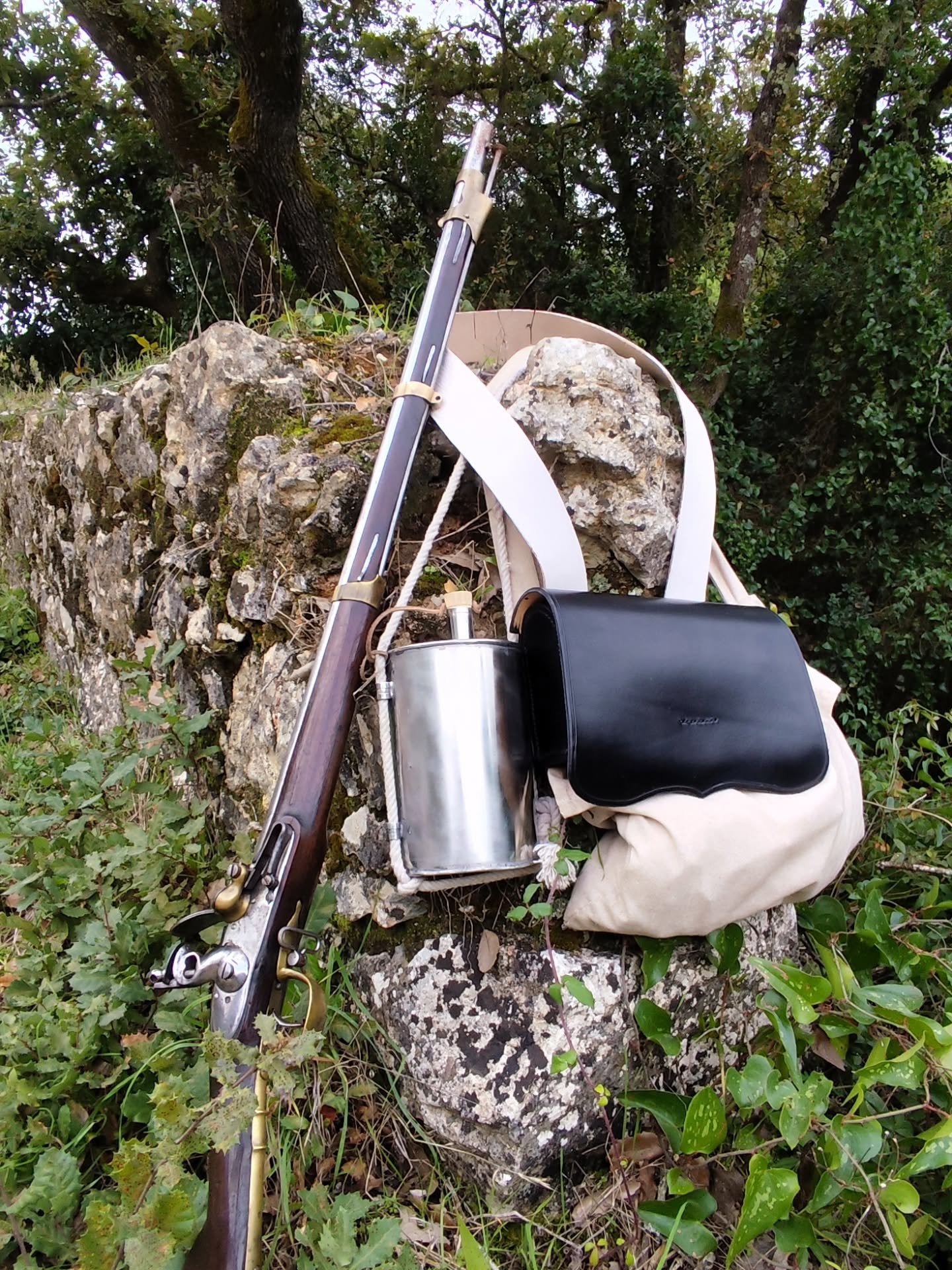 Colonial set.

Half moon canteens, 26 round pouch with buff Crossbelt (with white pipeclay treatment) and linen haversack.