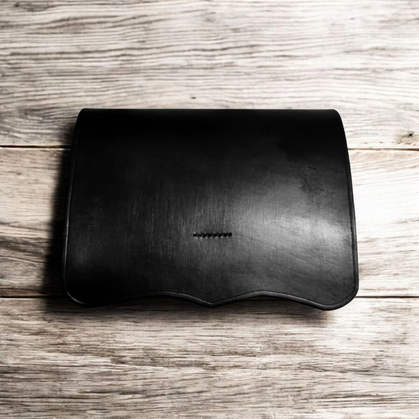 British Infantry pouch and shoulder belt, from around 1780. Based on extant examples from the period , such as the one provided in Turner's book.

Accurate for the American Revolutionary War.

Available for purchase.