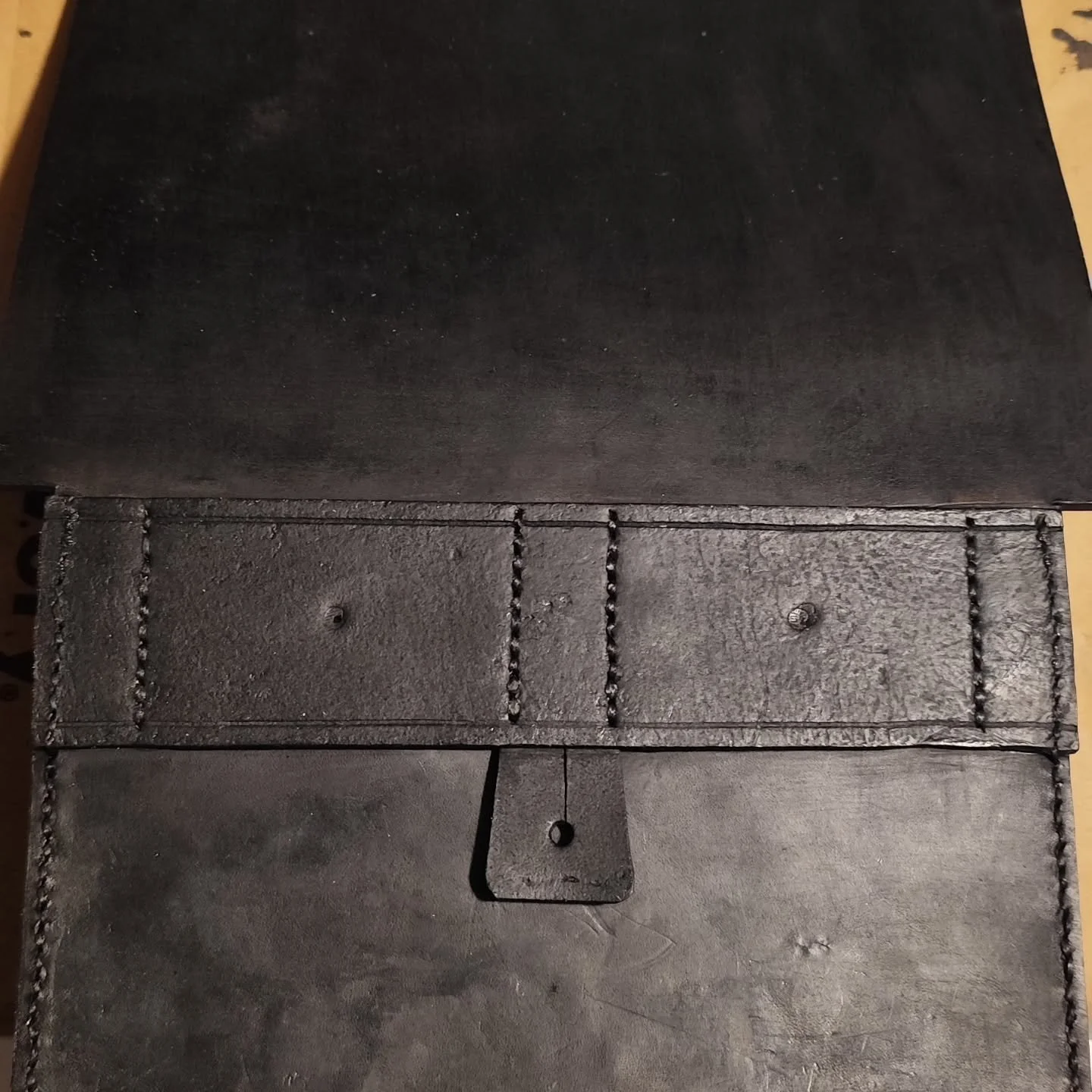 Final work on the British 60 round cartridge pouch.

This one will equip one of the lads from @1stbdc, and will be used at the start of the new reenactment season in 2025.