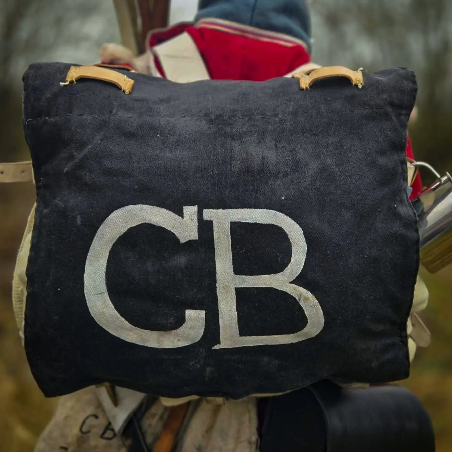A beautiful photoshoot from our great friend @william.ac75 wearing his @chasseurs_britanniques uniform, with our leather accoutrements!

William carries with him:

-A British 1808, 60 round pouch with a white buff crossbelt;

-A white buff bayonet cr