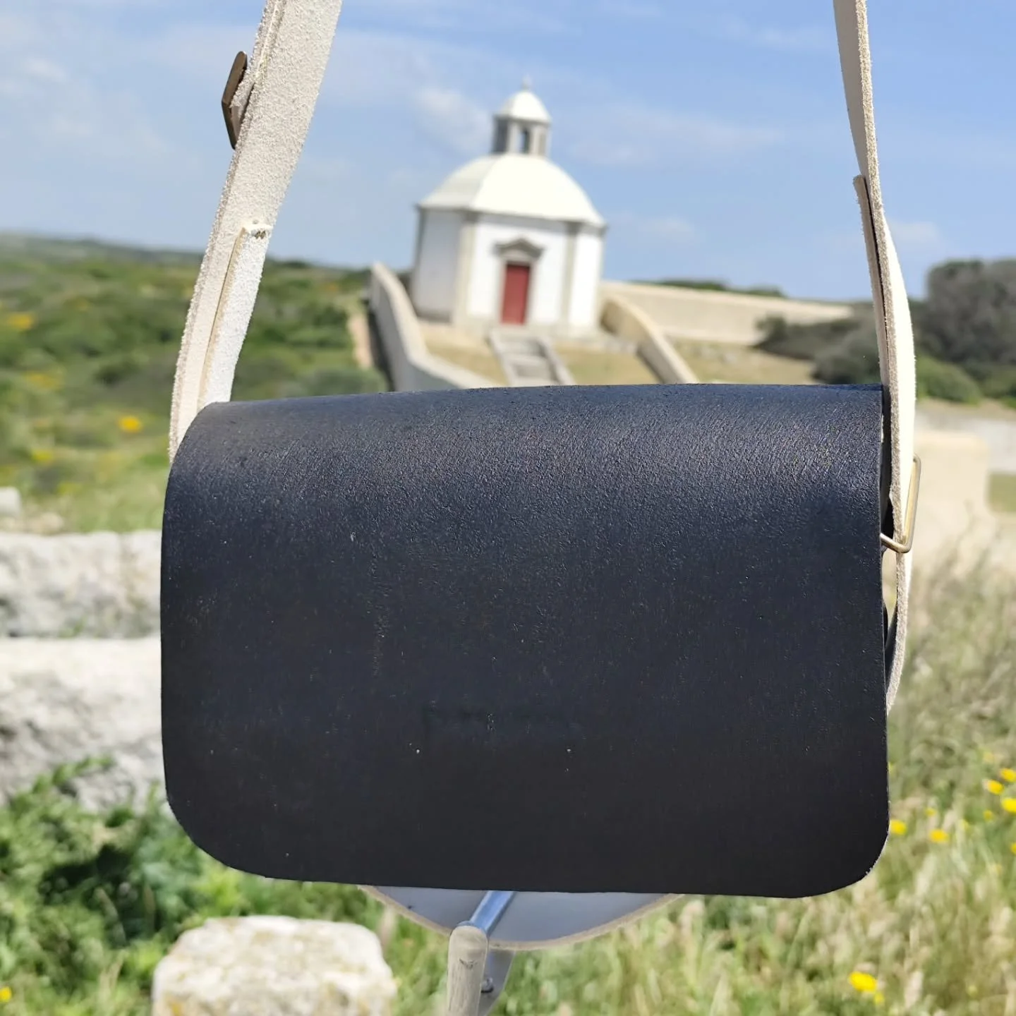 British Light Dragoon Cartridge Pouch, 1796.

Adjustable buff leather crossbelt with the carbine hook hanging from the lower part.

This work is based on a detailed representation on Turner's Book, with a few small differences.

Most notably, the 3 i