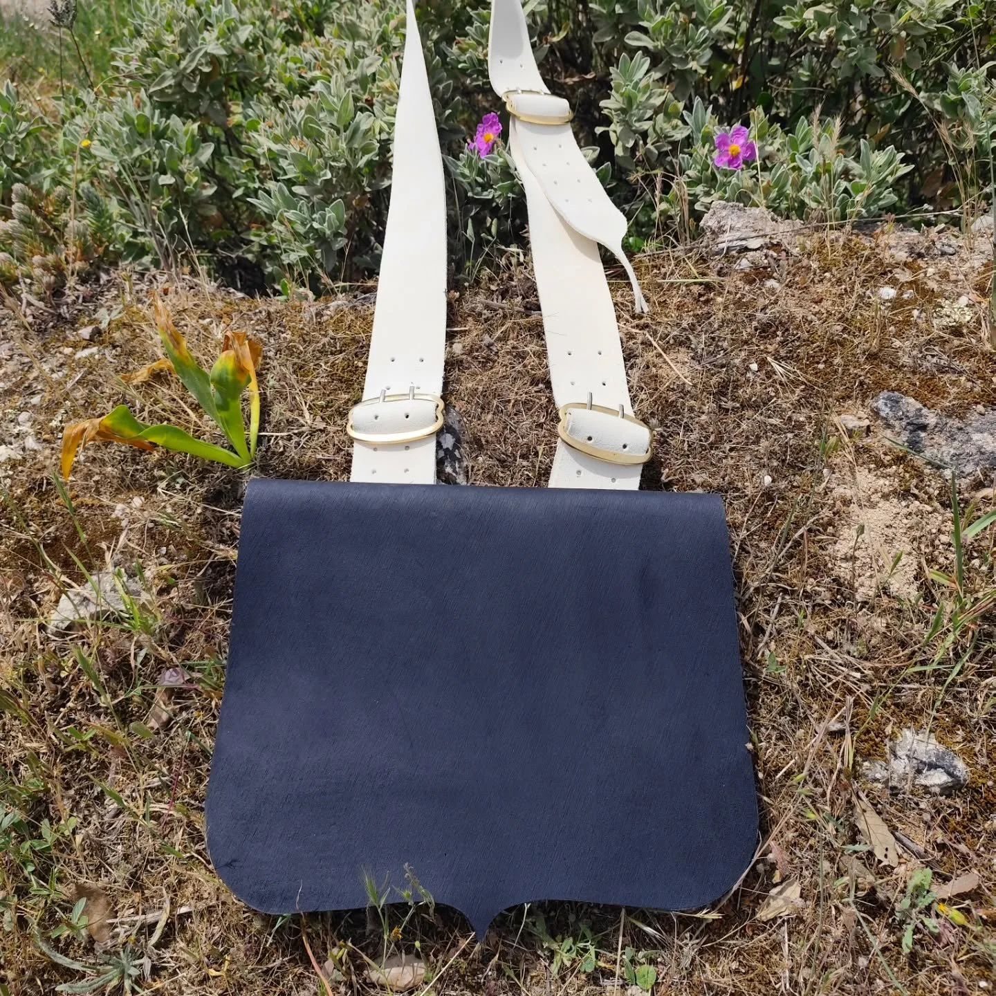 British pouch, circa 1740's;  crossbelt in natural buff. Woodblock for 21 rounds.

One of my favorite pouches I have made to date.

Currently on its way to the USA, to a soon to be very happy customer!