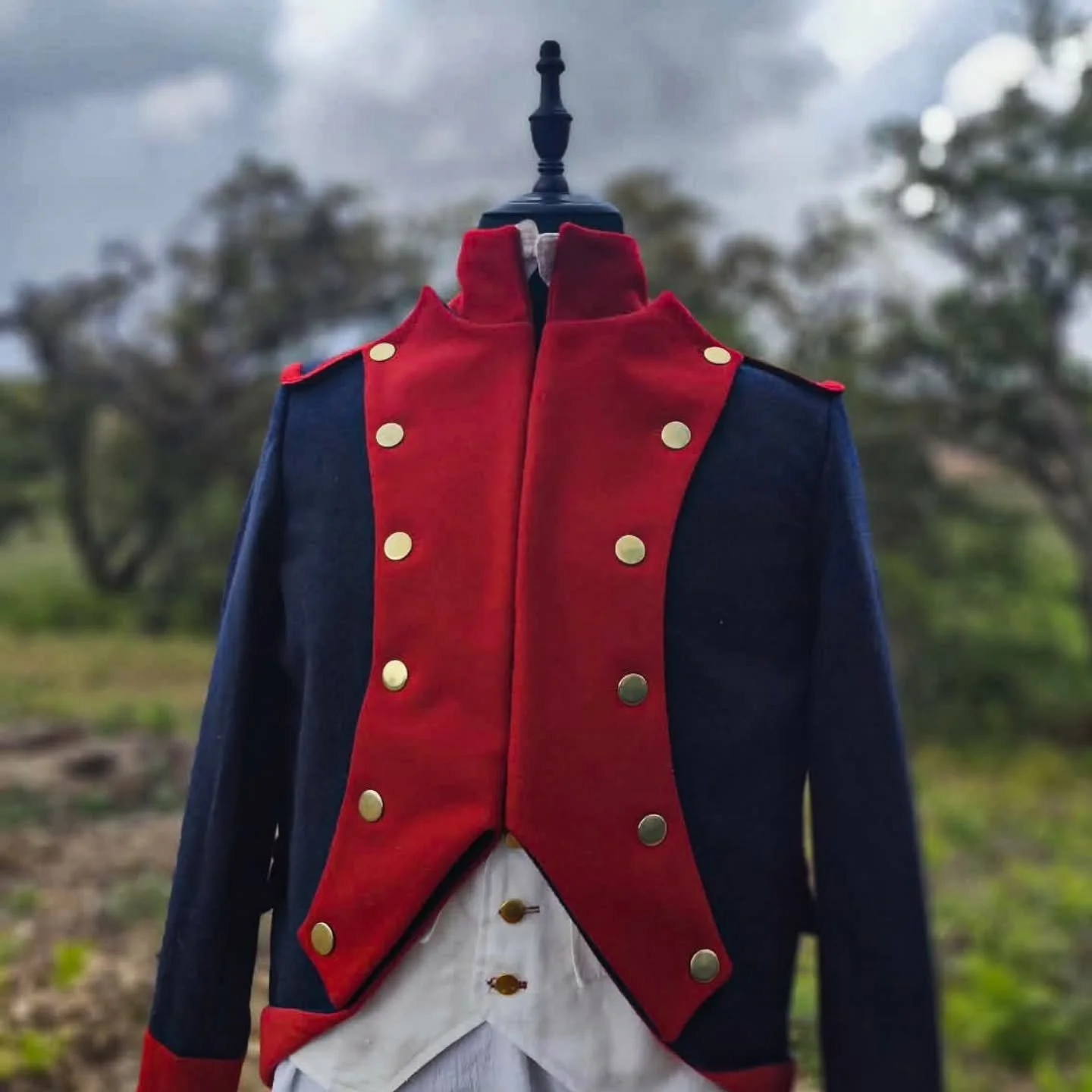 I am happy to show these images of a Portuguese Royal Navy Brigade (Brigada Real da Marinha, or BRM) coat, from the uniform plan of 1797, for our friends at @wild_coa.

They will receive 3 complete uniform sets, with the short trousers and gaiters.

