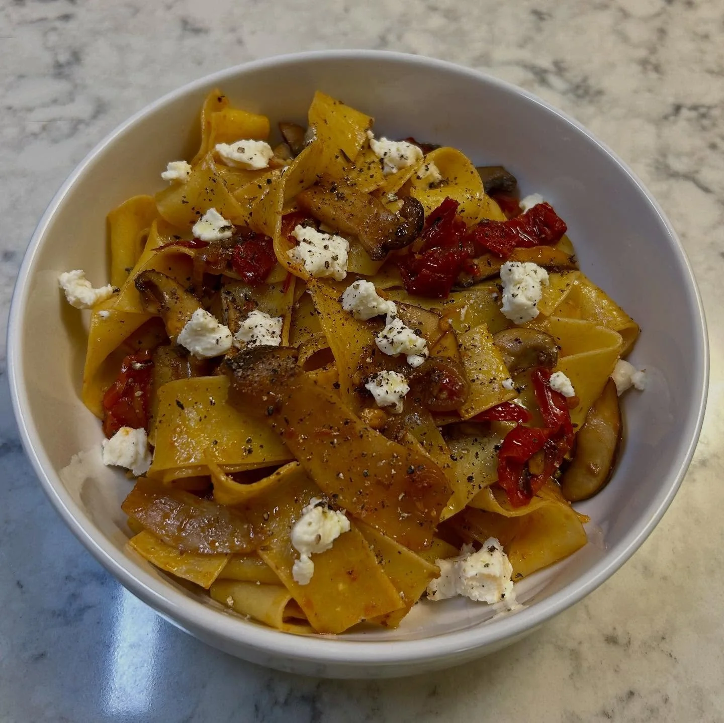 Mushroom (shiitake, baby bella, trumpet royale) and Sun-dried Tomato Pappardelle. 🍄&zwj;🟫🍅🍝 Swipe ⬅️ to 👀 more 📸
-
1) Heat 2 tbsp of olive oil in a pan over medium-high heat and add shallots. Saut&eacute; until soft and translucent and add the 