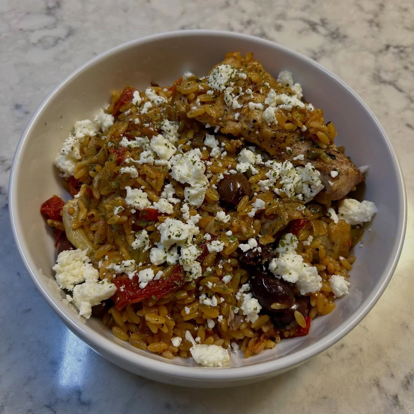 Mediterranean Chicken Orzo. One pot meals are easy and delicious. Swipe ⬅️ to 👀 more 📸
-
1) Pat the chicken thighs dry and season both sides with salt and black pepper. Sear in olive oil for 4-5 minutes on both sides in a pan then remove.
-
2) Saut