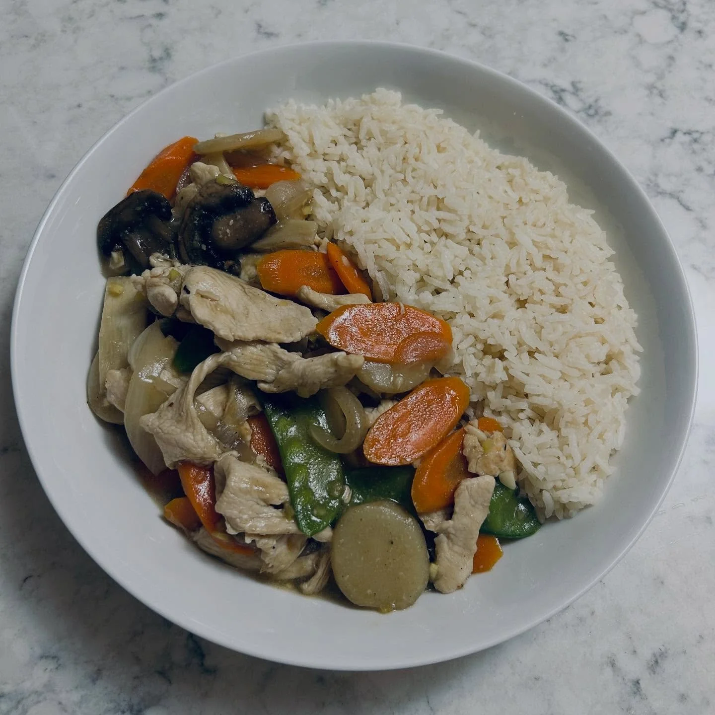 Moo🐮 Goo🦠 Gai🙋🏻&zwj;♂️ Pan🍳. My favorite Chinese dish at restaurants. Velvety chicken and tons of vegetables in a white savory sauce. Swipe ⬅️ to 👀 more 📸
-
1) Prepare the chicken. Place chicken breasts in the freezer for 30-40 minutes then sl