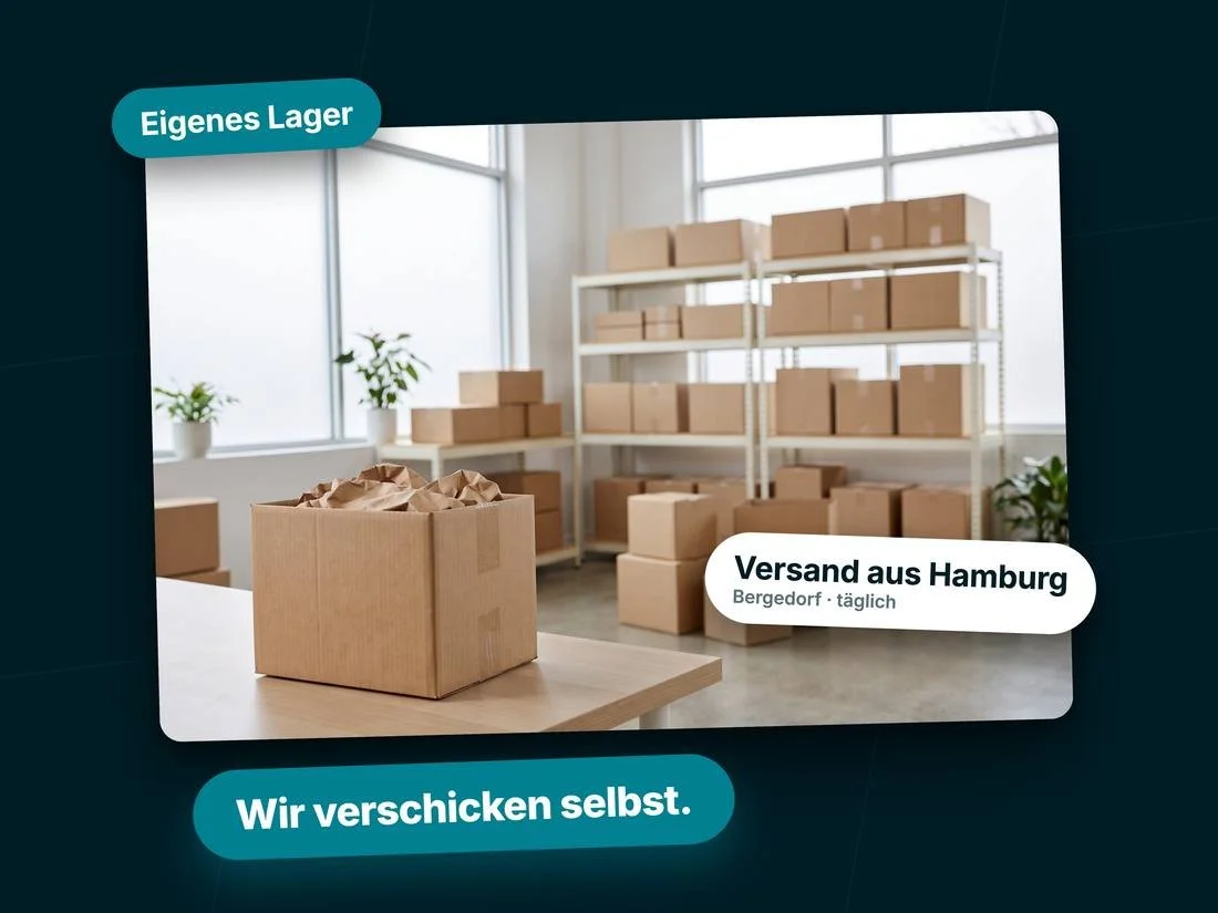 Helle Lagerhalle mit gestapelten Versandkartons, Chips Eigenes Lager und Versand aus Hamburg