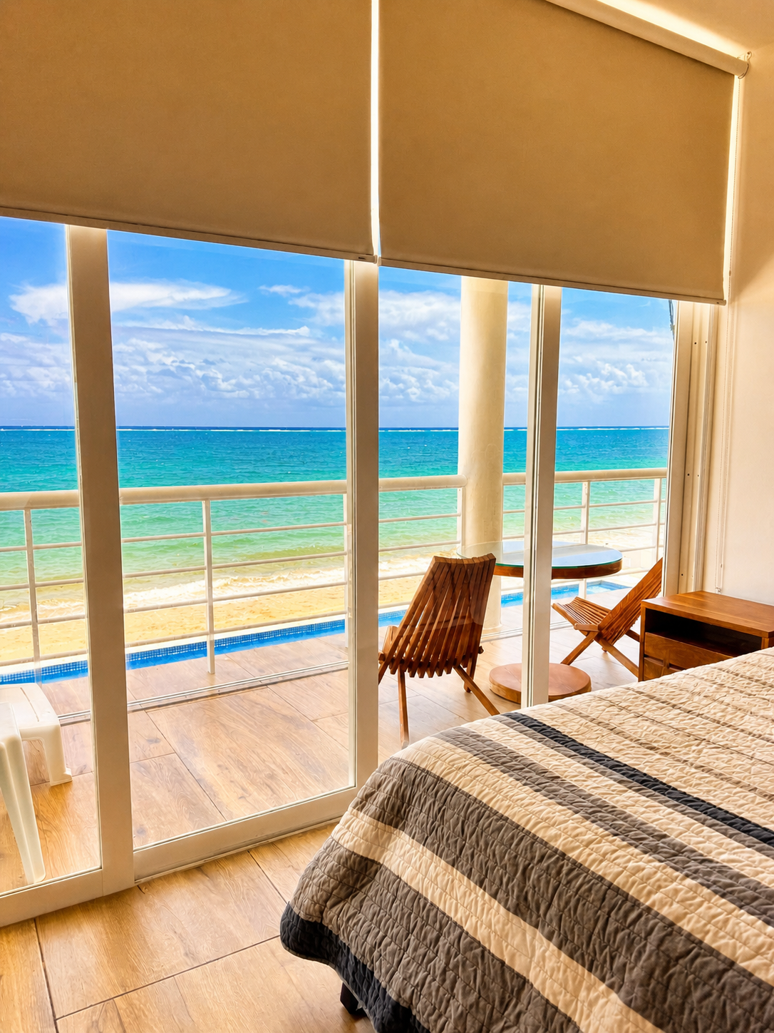 Habitación moderna con vista al mar.png