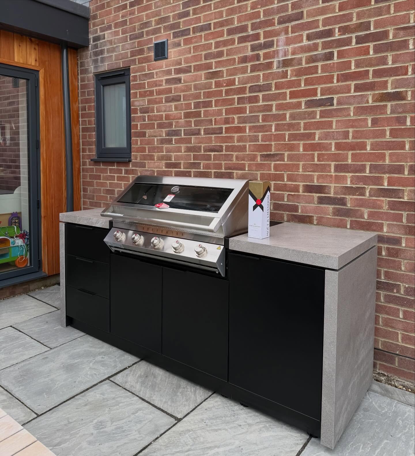 Turning patios into premium outdoor kitchens 🔥🍔 

Where great design meets unforgettable BBQ moments. Ready to elevate your outdoor living?

@elementshomegarden

#OutdoorKitchen #LuxuryLiving #BBQSeason #GardenDesign #OutdoorLiving EntertainInStyle
