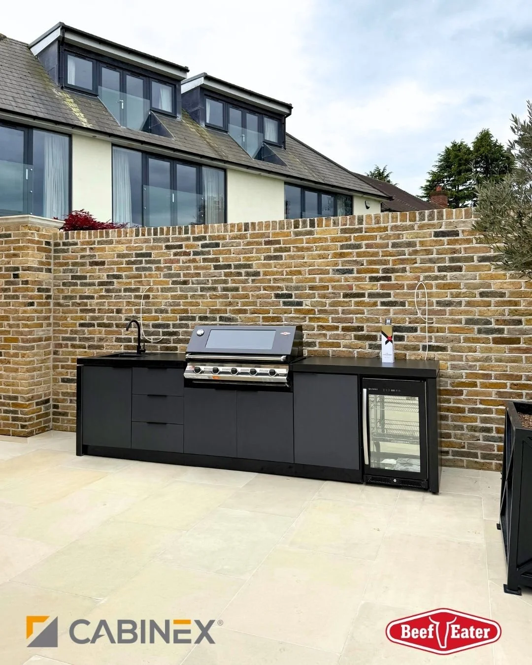 If you could host one dinner party here, who&rsquo;s getting the invite? 🍷🔥👇

Featuring sleek cabinetry, integrated appliances, and a clean, modern aesthetic, every detail has been considered to deliver a seamless outdoor cooking experience. Wheth