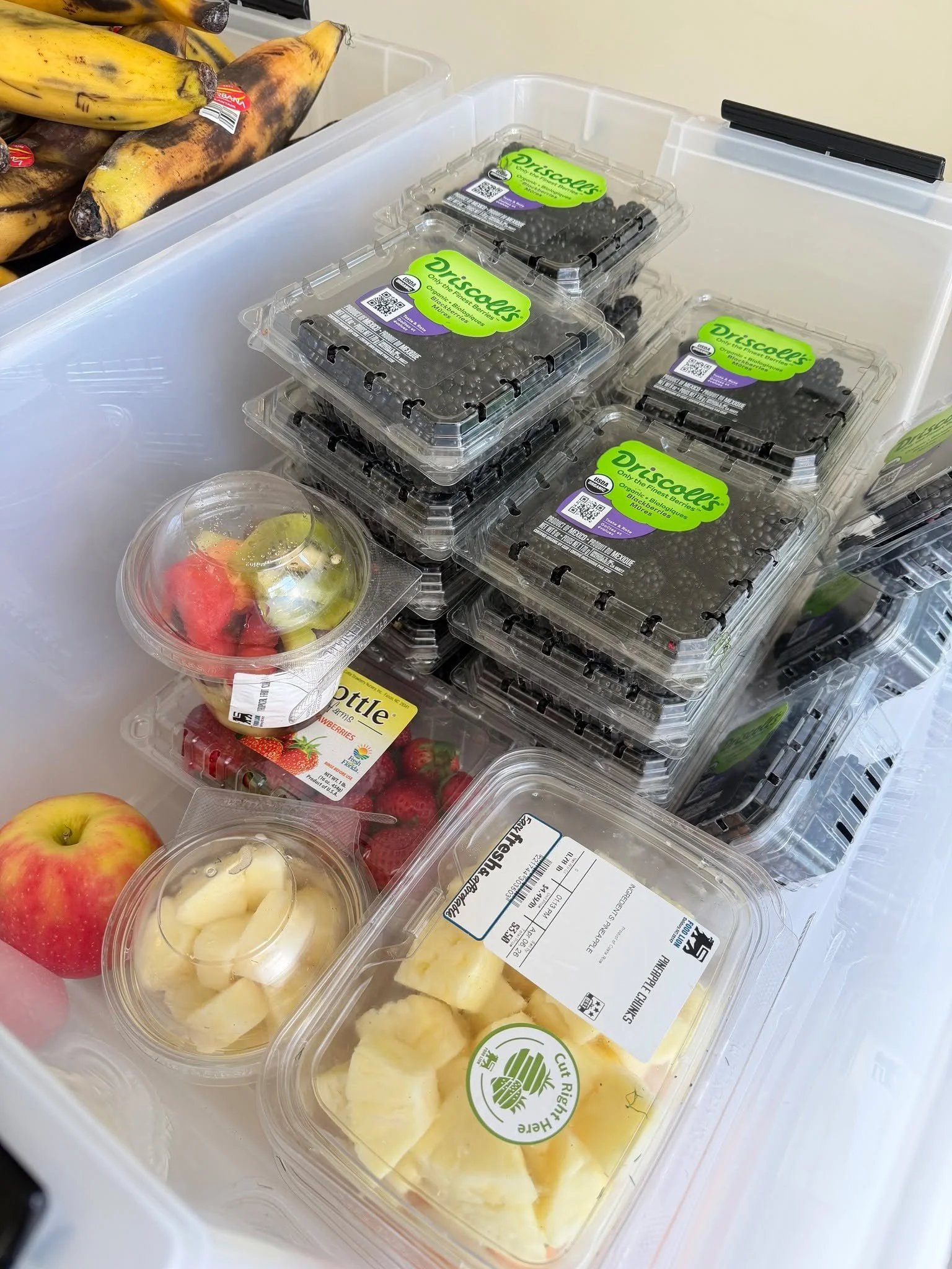 The @healthyharvestfoodbank dropped off FREE food today, including fresh produce and bread for anyone who needs it.

You do NOT have to be a patient to stop by - just come and grab what you need!

The Clinic will be open today until 7:30 PM, and Frid