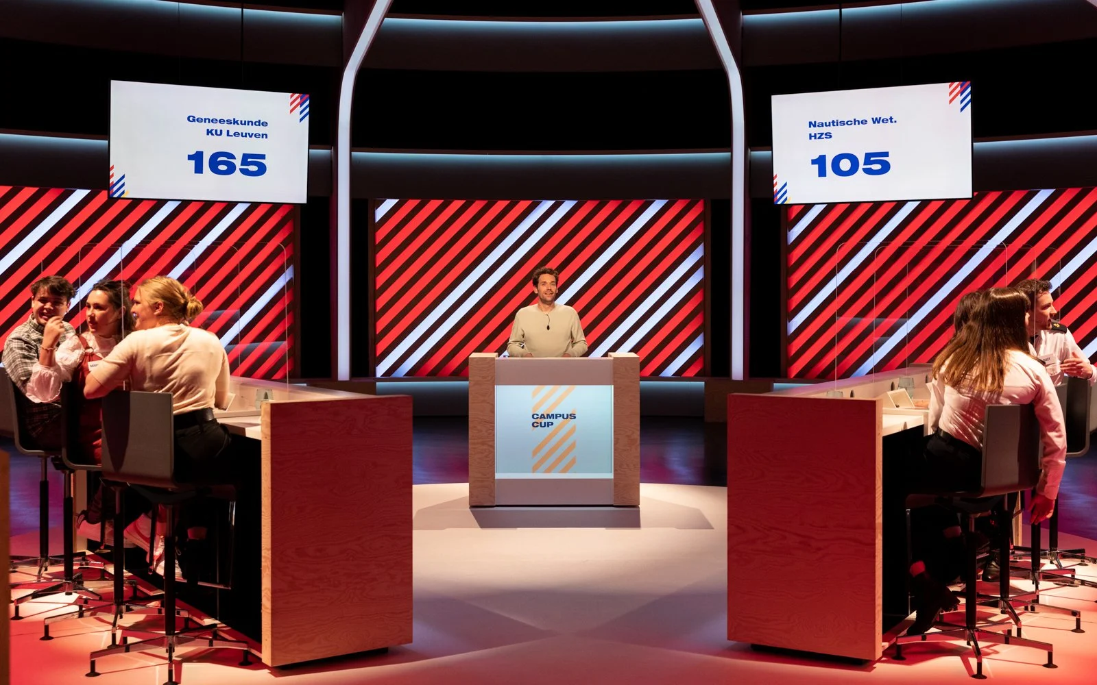 Television set with audience tribunes for student participation