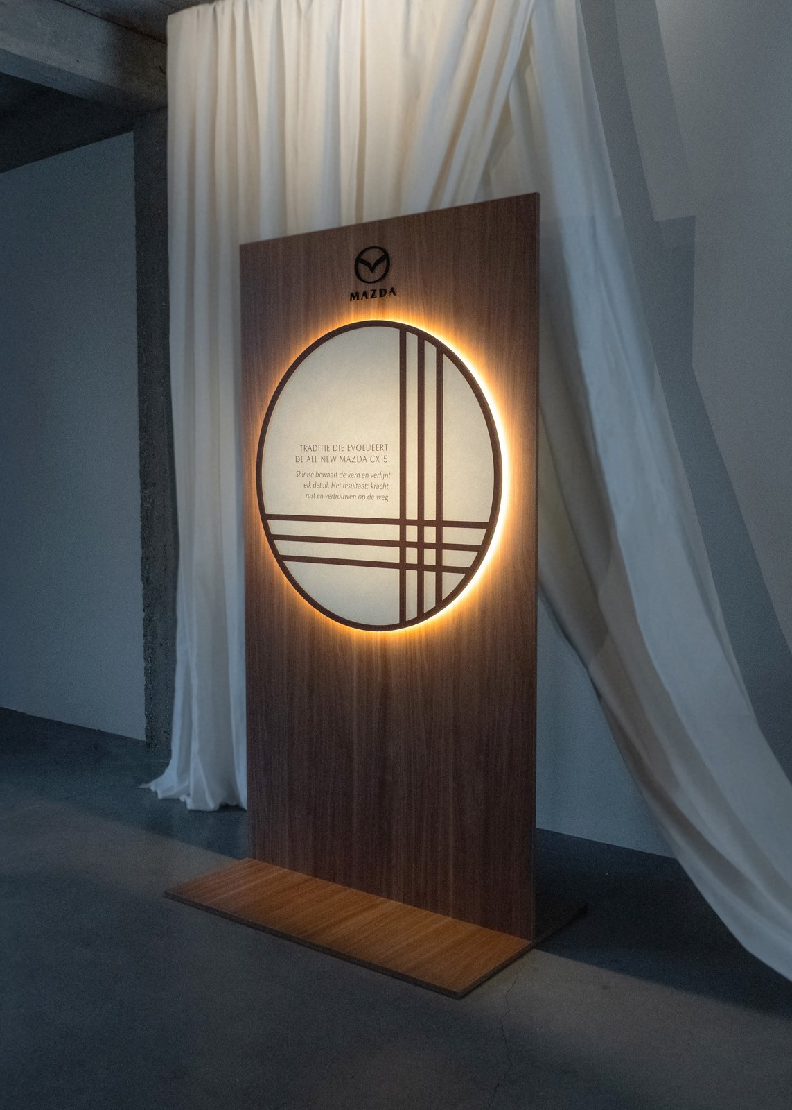 Modular Mazda dealerkit display for car launch with premium materials