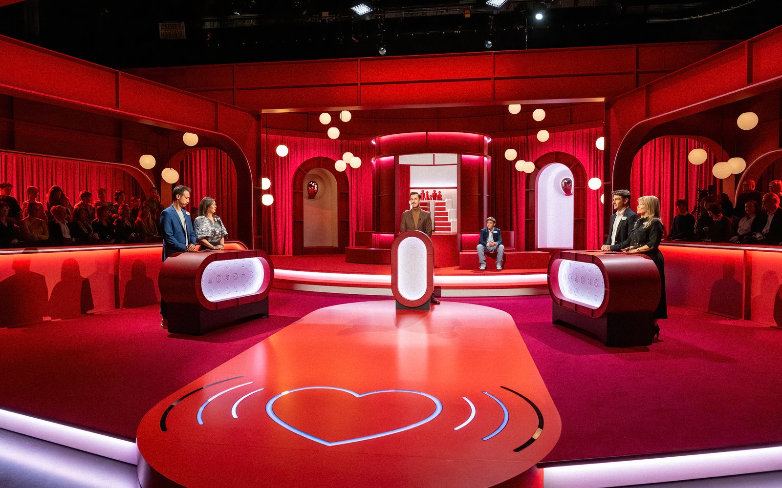 Broadcast studio set engineered for gameplay, storytelling and camera precision in Gelukkig Gescheiden