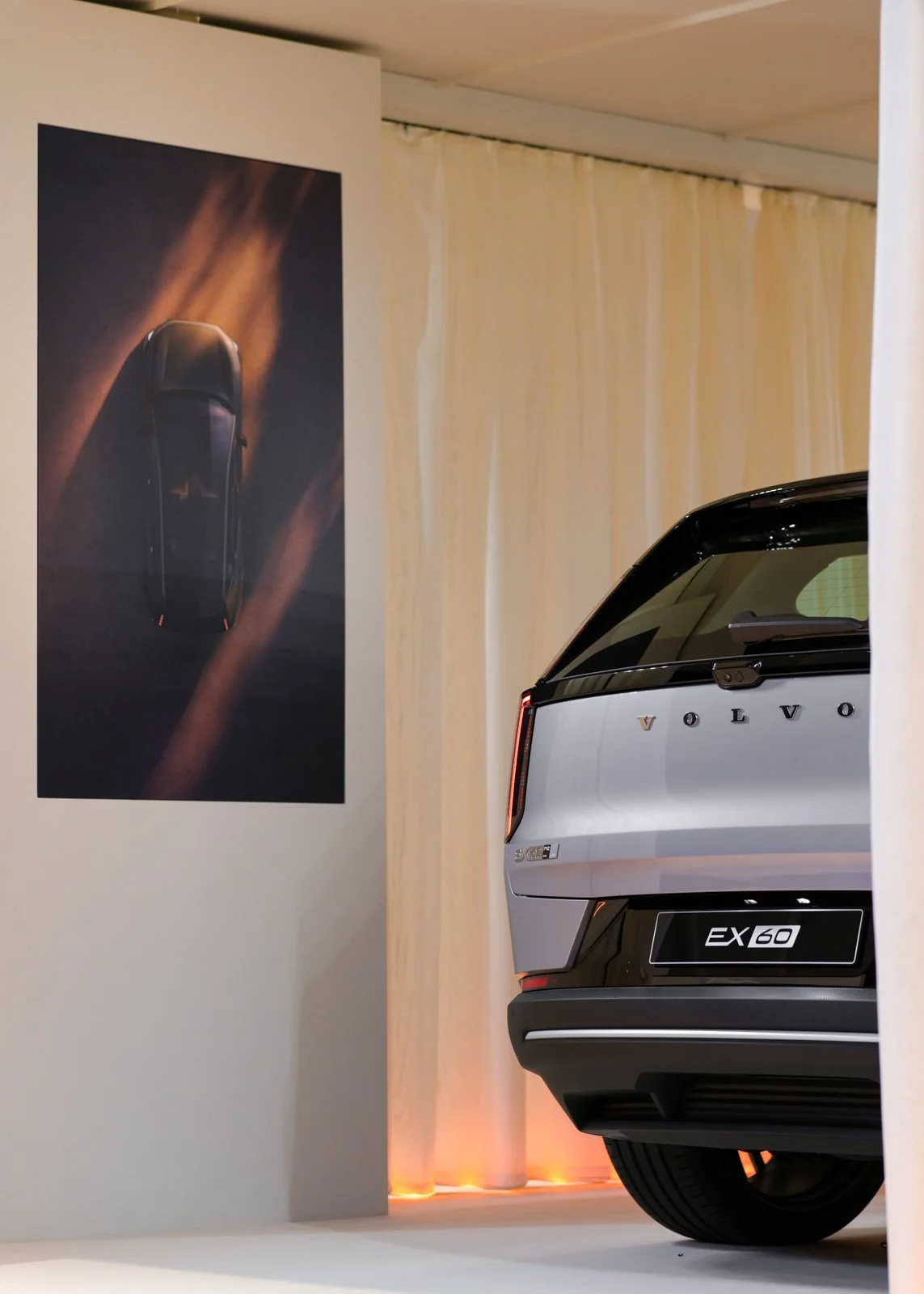 Automotive display stand with curtains for controlled vehicle reveal