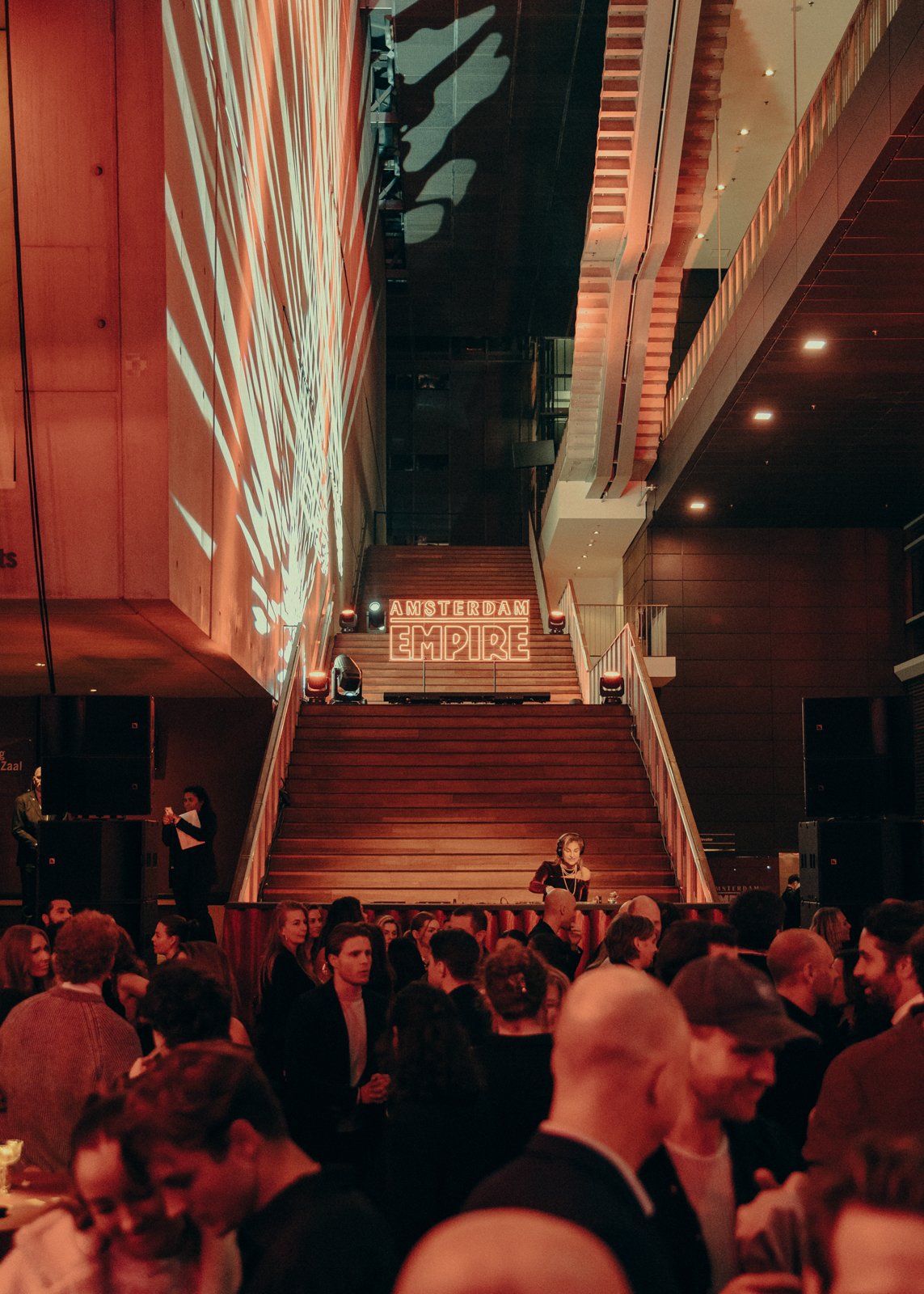 Mirror dibond bar reflecting immersive event design atmosphere