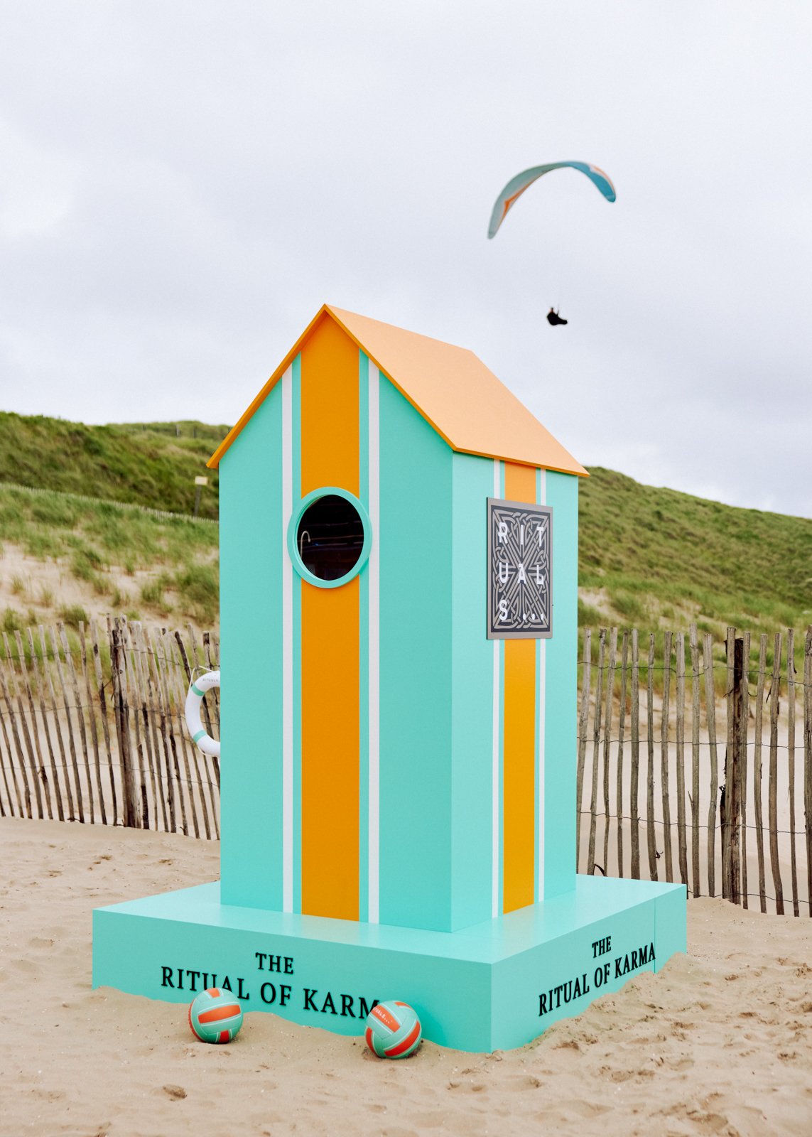 Outdoor brand environment integrating beach activities like volleyball and beachtennis within Rituals scenography