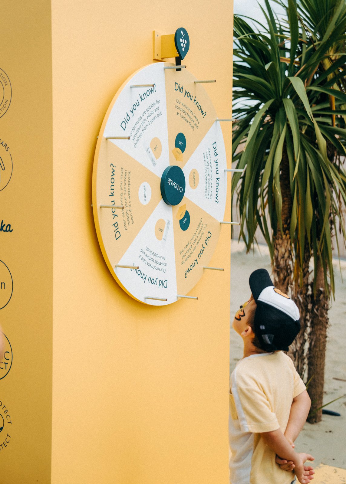 Compact outdoor brand installation combining product display, sampling and gamification on Belgian coast