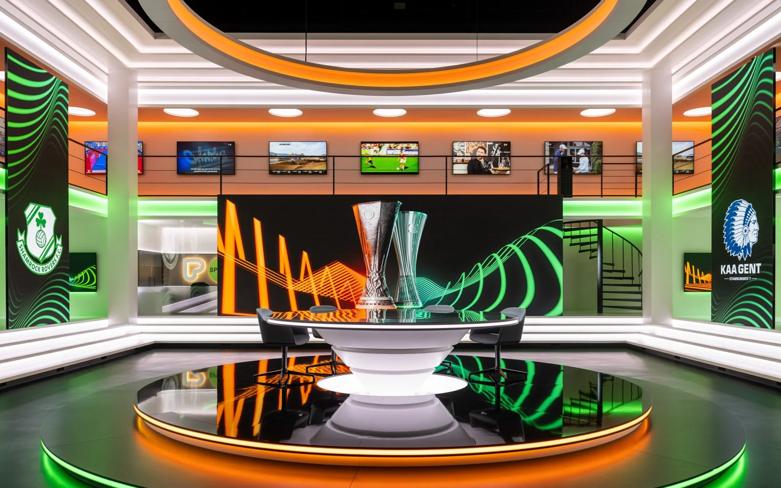 Flexible TV studio set for live sports analysis and daily shows